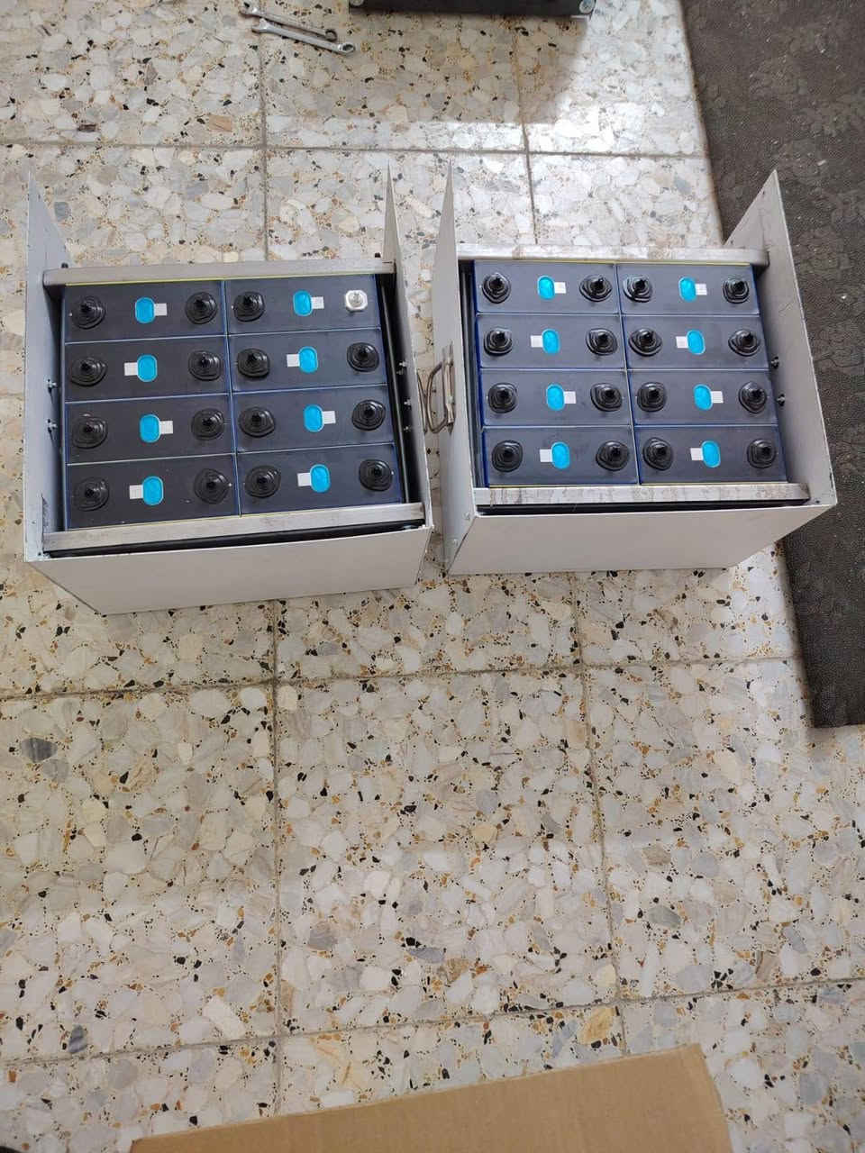 السلام عليكم ورحمة الله وبركاته 

🔋 تجميع بطاريات ليثيوم فوسفات الحديد LiFePO4 🔋
من شركة EVE العالمية

✅ الضمان:
- خلايا أصلية 100%
- غير مجددة 
- غير معاد تصنيعها
- ضمان كامل على الخلايا

✅ السعات المتوفرة:
1. نظام 12 فولت - سعة 4KW / 314Ah
2. نظام 24 فولت - سعة 8KW / 314Ah  
3. نظام 48 فولت - سعة 16KW / 314Ah

مع BMS من نوع JK و ضمان تجميع

📞 للطلب والاستفسار: ***********
🚚 توصيل لجميع محافظات العراق

#طاقة_شمسية #بطاريات_ليثيوم #EVE #العراق
