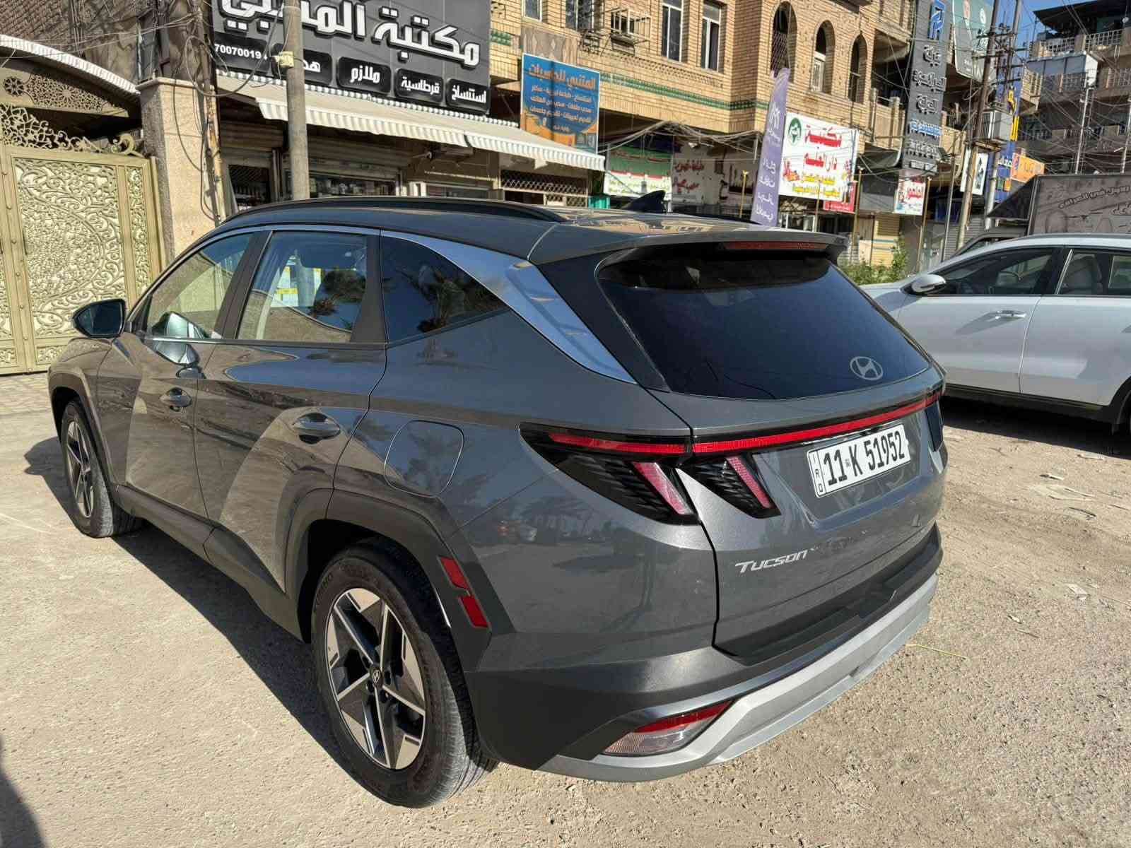 ﷽
للبيع فقط…
هونداي توسان 
الموديل : 2025
الون : رصاصي سموك
العداد : 20000 ميل السياره بحالة الزيرو  

الضرر : واضح بلصور المرفقه بلمنشور 

المو اصفات :-
1.سلايت 
2.بصمه ابواب
3.تشتغل عن بعد 
4.رادار امامي 
5.رادار خلفي 
6.رادار جانبي
7.نقاط عمياء
8.قياده ذاتيه
9.مثبت سرعه 
10.تحكمات كامله ستيرن
11.شاشه كبيره متصله كامله 
12.كامره خلفية دواره
13.نظام تشتغل وايقاف المحرك لتقليل صرف بانزين .
14.كراسي امامي تدفئه 
15.كرسي السائق كهرباء 
16.كشنات جلد
17.جنطه كهرباء مع حساس قدم
18.وقوف تلقائي امامي وخلفي لمنع التصادم 
وبعد بيها مواصفات واضحه بلصور 

تفاصيل المحرك…
 • المحرك: 4 أسطوانات سعة 2.5 لتر.
 • القوة: 187 حصانًا.
 • عزم الدوران: 246 نيوتن متر.
 • ناقل الحركة: أوتوماتيكي ٨  
 • نظام التحكم في الانزلاق
 • نظام دعم المكابح
 . نظام نزول المنحدرات 
 السعر 20000$
(200) ورقه 
للاستفسار اكثر يرجا الاتصال بلارقام 
***********
