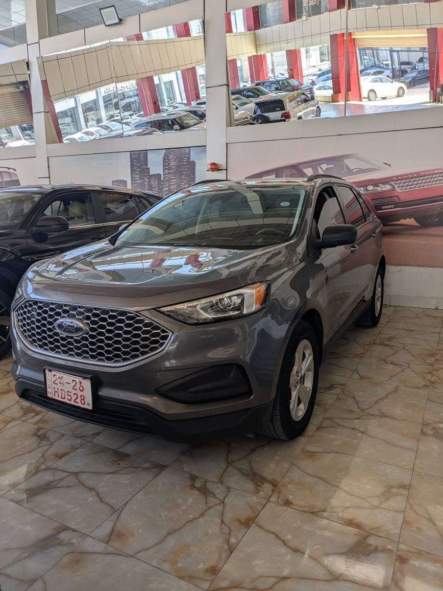 FORD EDGE SE 2024 AWD
​المحرك: 4 سلندر EcoBoost 20 توربو.
نيظام الدفع: AWD 
​الشاشة الترفيهية: شاشة عمودية تعمل بنظام SYNC 4A.
​الاتصال: دعم لاسلكي لنظامي Apple CarPlay و Android Auto.
​المقاعد: قماشية مريحة مع إمكانية تعديل مقعد السائق يدويًا أو كهربائيًا
​نظام التحذير من التصادم الأمامي مع الفرملة التلقائية في الطوارئ.
​نظام الحفاظ على المسار والتحذير عند الخروج منه.
​نظام مراقبة النقطة العمياء (BLIS) والتنبيه لحركة المرور الخلفية.
​كاميرا رؤية خلفية وحساسات ركن خلفية.
​الإضاءة: مصابيح أمامية وخلفية تعمل بتقنية LED.
​المرايا: مرايا جانبية كهربائية .
سيارة بدون ارباك بها جاملغ امامي و باب خلف سائق مبدل بلادى . هلال جاملغ خلفي صبخ موضح بالصور . بند و سقف شويه حالوب خفيف . صفحات سيارة بدون حالوب نهائيا . سيارة بدون رقم تترقم محافظات الاقليم . سيارة موجودة بدهوك . 
سعر 155 
رقم شاصي 
2FMPK4G93RBA58020
رقم موبايل *********** دهوك, العراق
