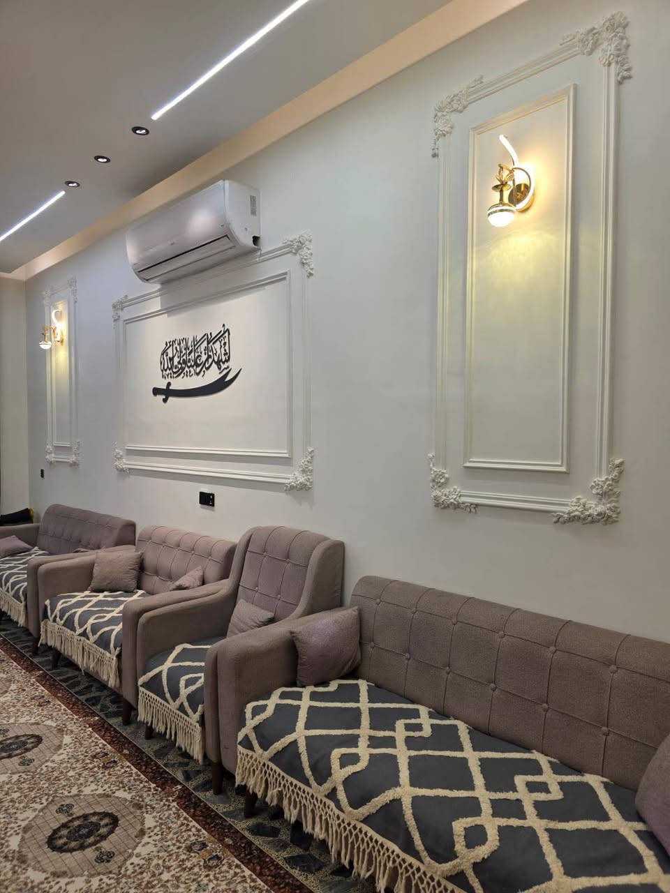 السلام عليكم بيت لبيع بل الرواد  الحاكيه قريب على شارع 5 كيلو المساحه 150 متر واجهه 7,50 نزال 20 بناء فول يحتوي على 6 غرف واستقبال و3 صحيات  ومطبخ وحولي 2الأساس رفت  بناء 2026 فول علما المنطقه كامل خدمات فقط تبليط عن قريب  الاستفسار الاتصال أو واتساب ***********
