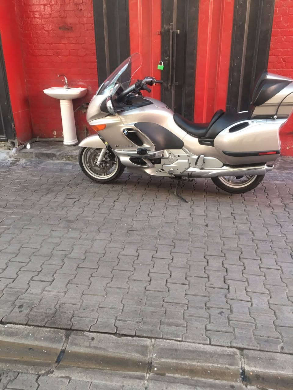 السلام عليكم
دراجه bmw K1200S  من ارقى دراجات الترحال جاهزة و مكفوله كفاله عامه 
الدراجه حاويه ممشى 40 الف كيلو فقط
 بدون رقم سعرها 35 ورقه وبيها مجال بسيط للشراي 
***********
