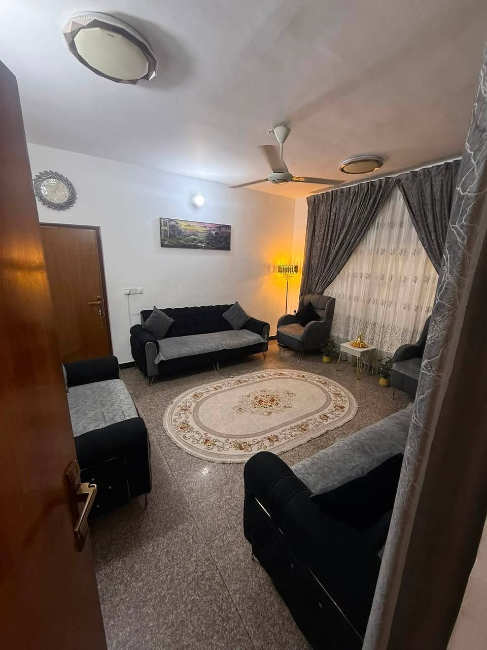 السلام عليكم عقار للبيع مساحه 200 متر واجه 10  نزال ٢٠  الطابق الاول يحتوي استقبال هول مطبخ حولي حمام وتولايت وعدد الغرف نوم  1 الطابق الثاني يحتوي على 4 غرف نوم مع حمام العنوان الامين الثانيه قرب فلكة الحدادين البيع مرن 120 متر او 80 متر للتواصل على رقم الهاتف   ***********
