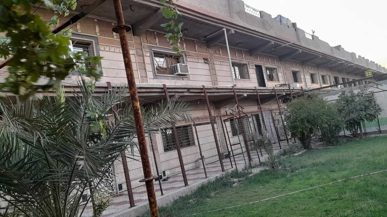 عمارة للبيع تصلح شركة أو معمل أو مخازن أو دور سكن مساحة دونم مساحة البناء ٨٠٠م طابقين  عنوان بغداد طريق البسماية مفرق المدائن رقم ***********او*********** خابرني تفاصيل طابو ٢٥بسمي
