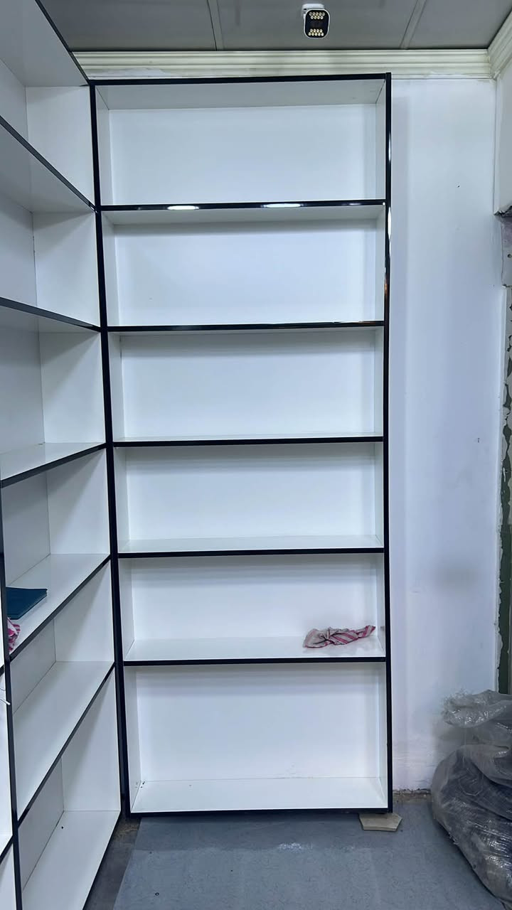 ٨رفوف البيع مستعجل على بيعتهن ***********وتسابصالهن شهر زلغ مابيهن
