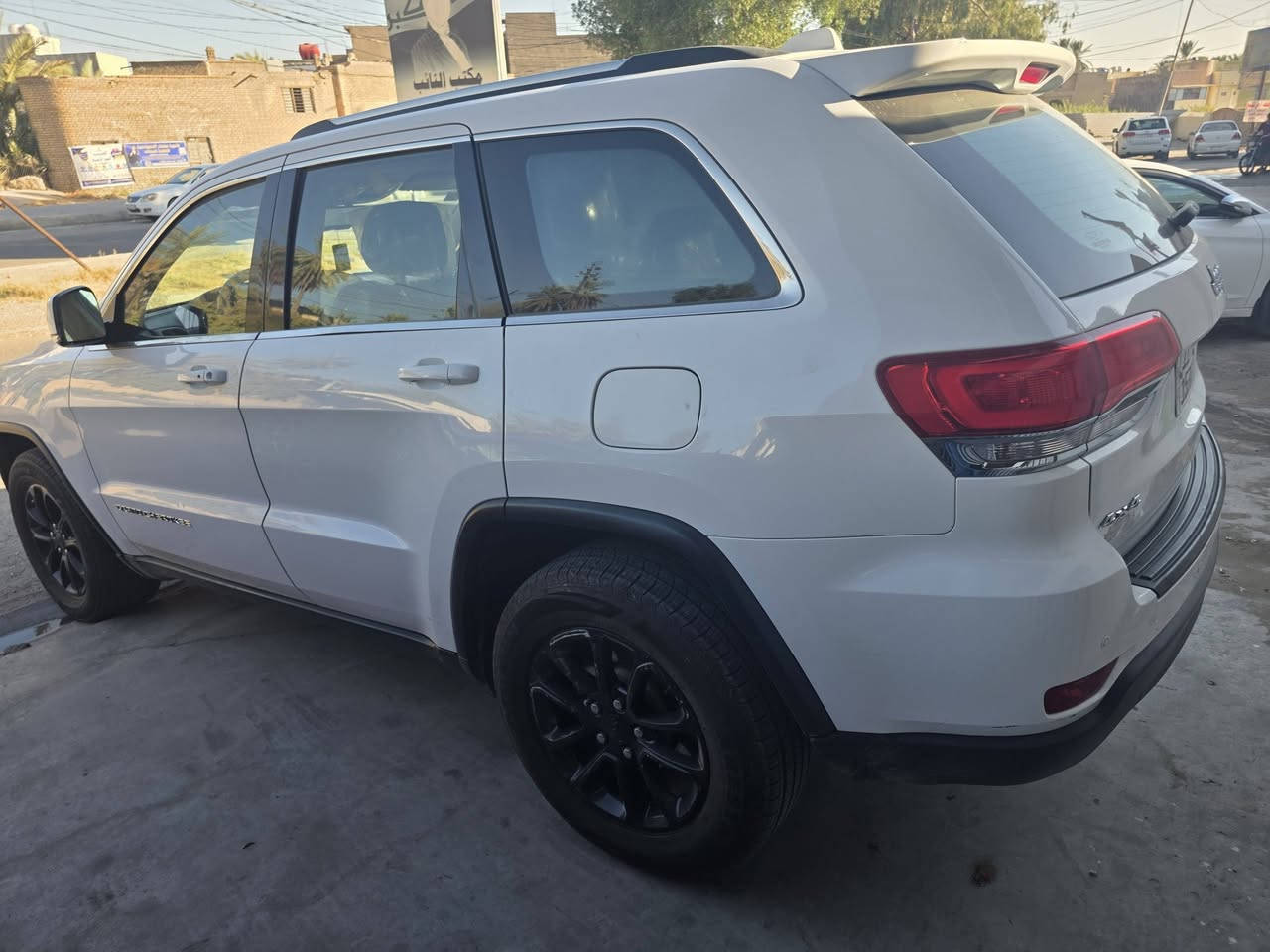 سلام عليكم
Jeep grand Cherokee
موديل 2014 سياره فول فتحه رقم بغداد سياره حلوه او نضيفه مابيها ي نقص. 
سعر. 215$
 او بيها مجال 
العنوان. ديالى 
رقم: ***********
