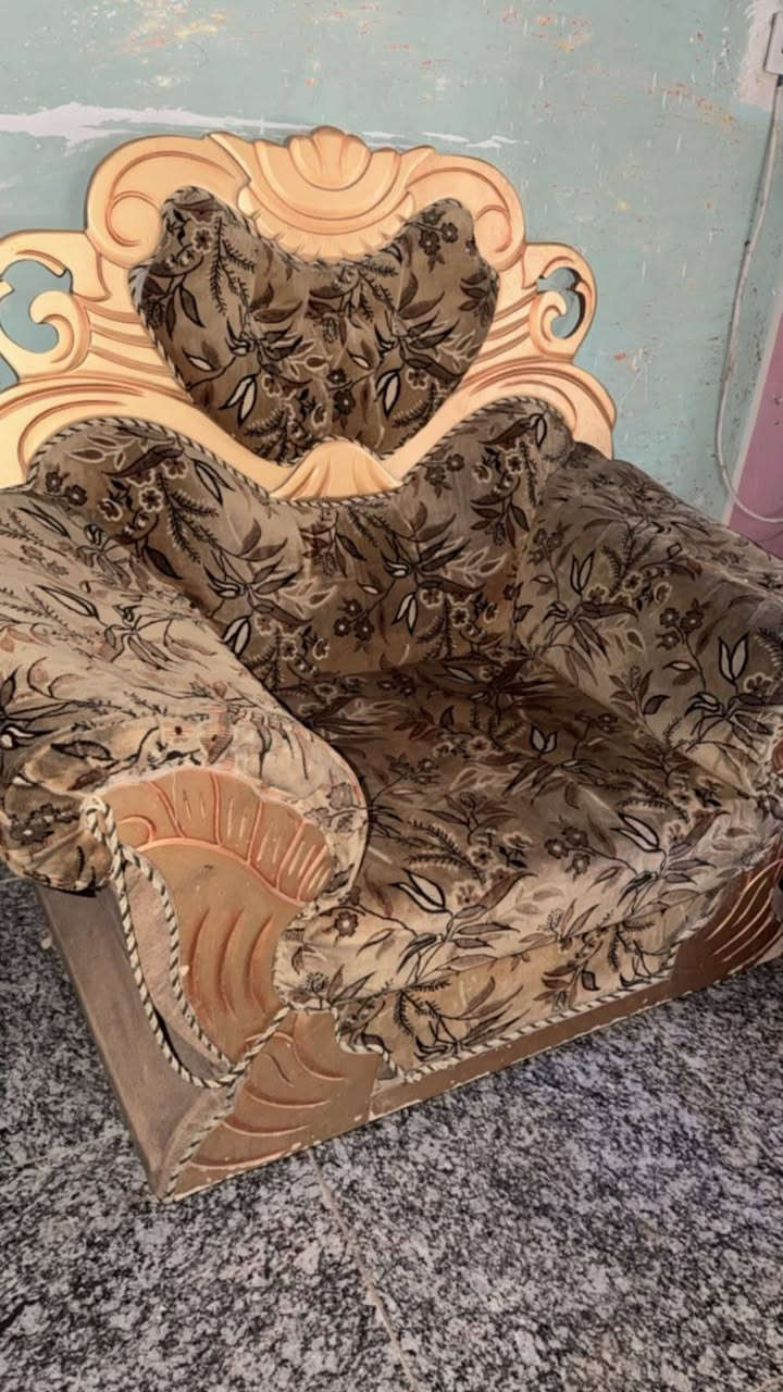 معرض حديث مع اناره حديثه مع ديجي بلوتوث اشتريته قبل ٤ اشهر ب 650 السعر الحالي 350 وبي مجال بسيط
تخم 5مقاعد نص عمر ب150 وبي مجال بسيط 
طبلات للبيع 5 قطع السعر 100
ويوجد ايضاً ثرياات حديثه جداً ديجي بلوتوث 65 وبيها مجال
الشراي ***********
