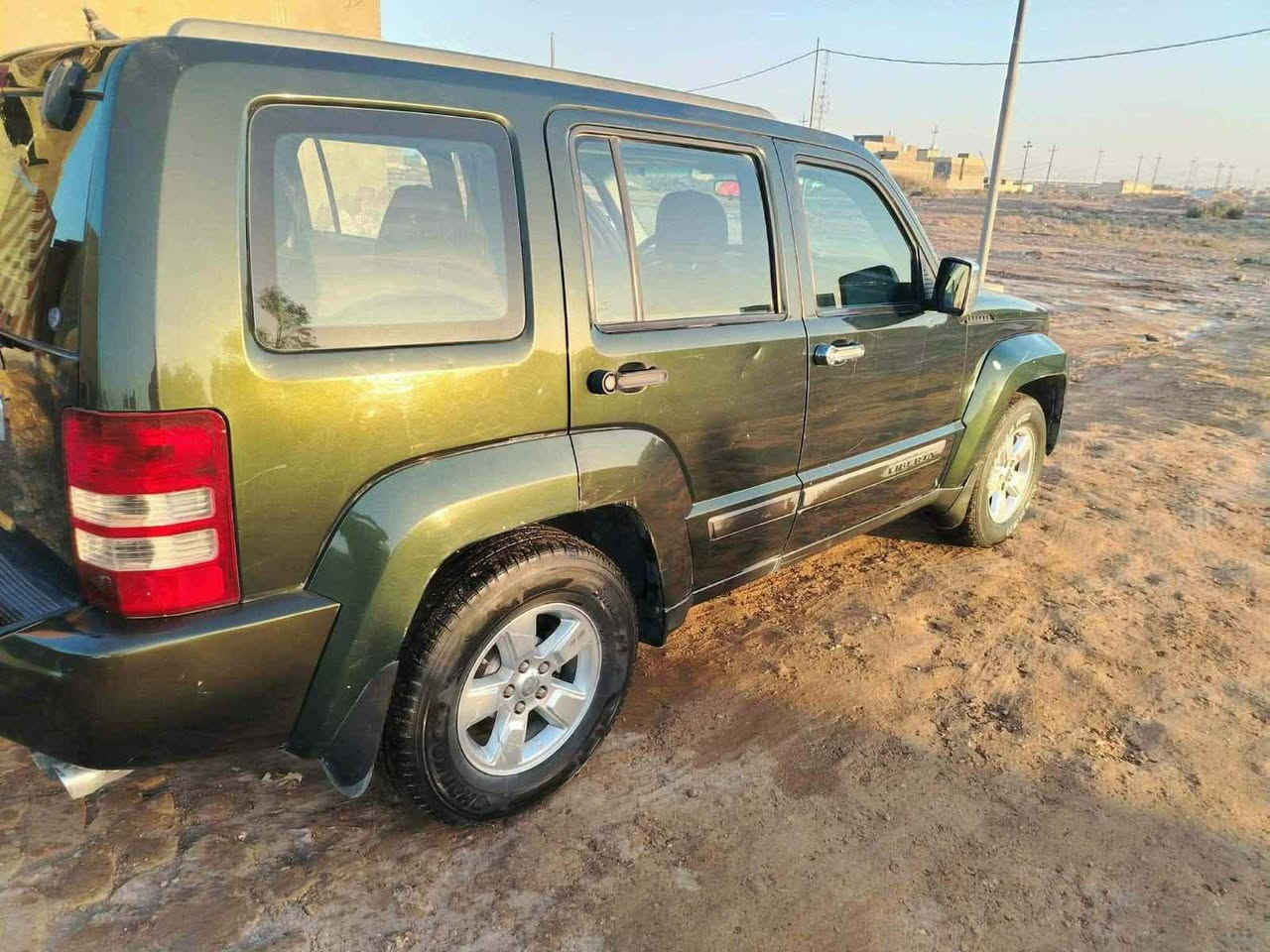 السلام عليكم جيب لبرتي موديل 2011 سيارة جاهة كل نقص مابيهة وسونارهة موضح بالصور وبيهة منضومة غاز شغالة
سعره 85 وبيهة مجال وإذا اكو مراوس بيكم دبل قمارة صيني أو ياباني عادي 
اتصال *********** بي واتساب بغداد, العراق
