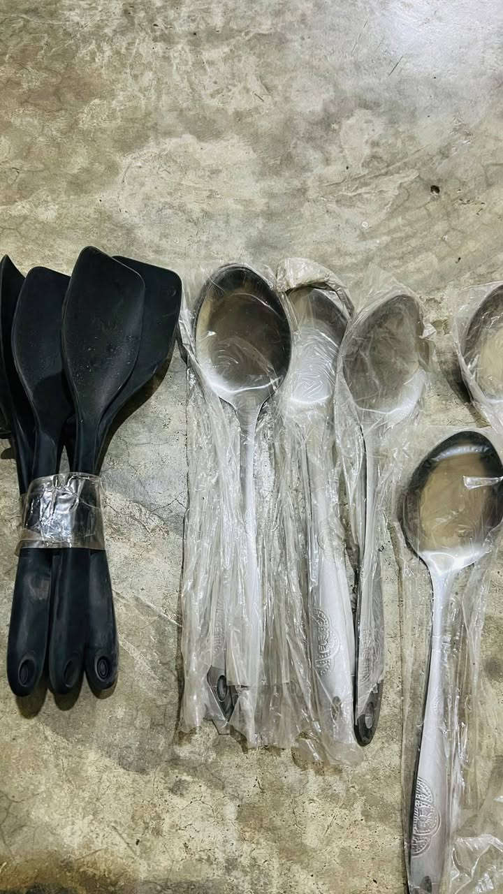 غراض للبيع اي حاجه الف 
ماعدا جاكوج الف وربع 
شياش كباب 4 ب الف 
شياش تكه 5 ب الف
