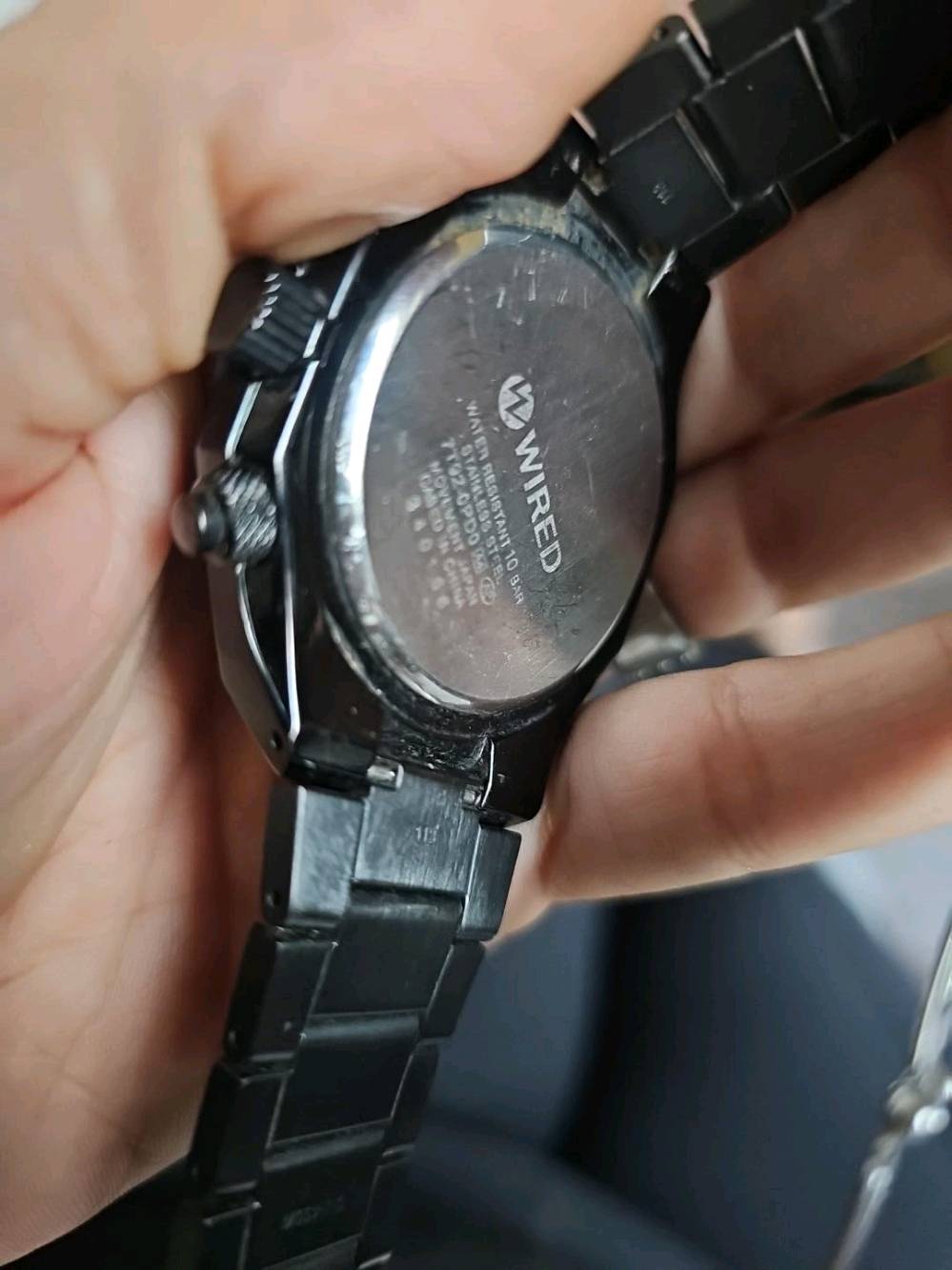 ⌚ للبيع ساعة WIRED by SEIKO أصلية
• الموديل: WIRED 7T92-0GB0
• النوع: Chronograph
• الحركة: Quartz – صناعة يابانية
• كاليبر: Seiko 7T92
• الخامة: Stainless Steel
• اللون: أسود
• مقاومة الماء: 10 BAR
• الوظائف: كرونوغراف + تاريخ + Tachymeter
• سوار معدني أسود
• تصميم رياضي وأنيق
• مستعملة وبها آثار وخدوش استخدام واضحة، والبيع على وضعيتها الحالية كما موضح بالصور.
💰 السعر: 150,000 الف دينار قابل للتفاوض للجادين.