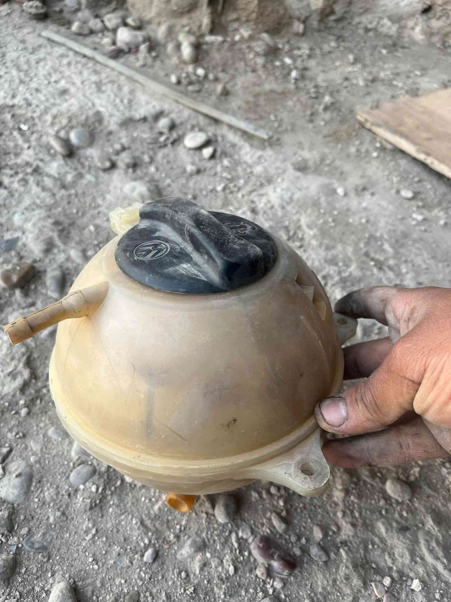 سلام عليكم غراض كولف للبيع كلشي متوفر وشرط اصلي وكلشي بسعره ضفيره كير وتو مكصوصه لاستيك ابواب  جك اصلي ساعه دشبول اصلي لايتات اصليه دبه ماء  مكان فلوجه يوجد توصيل ***********
