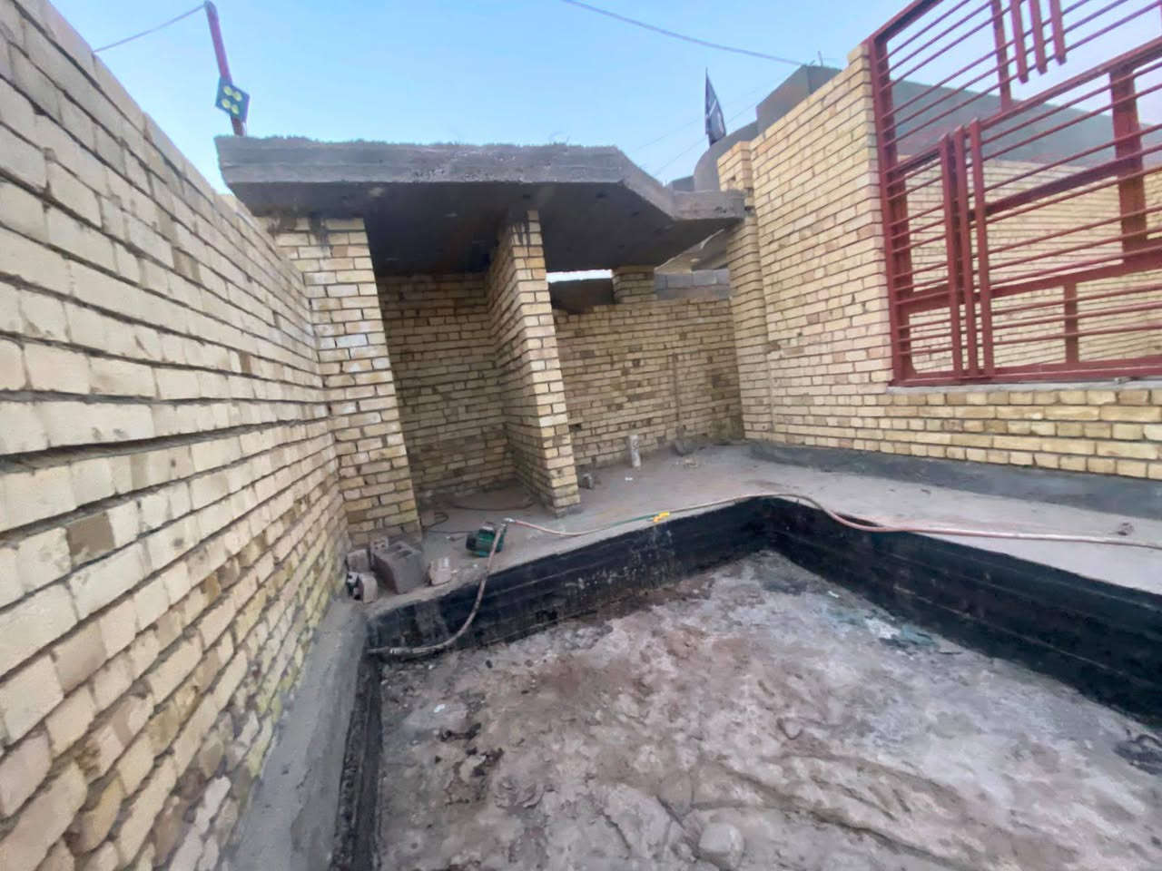مكلف بل نشر مساحه  390 حي الدواغنه اساس رفت جاهز بوب وشبابيك غرفتين استقبال مطبخ حار وبارد صحيات داخليه خارجيه منور مسلك جبير ومخزن فقط اتصال***********
