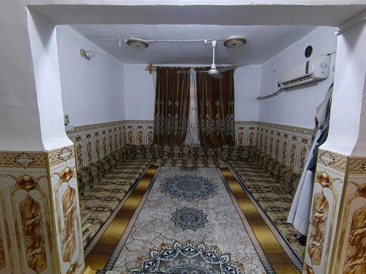 السلام عليكم
دار للبيع خلفي طابو مساحه 125 وعرض الممر 2 متر وربع مكانه حي العسكري العابد قرب السوق يتكون من طابقين الطابق الارضي يتكون من غرفه واستقبال ومطبخ وصحيات والطابق الثاني من ثلاث غرف وصحيات السعر92 وبي مجال  للاستفسار الاتصال على الرقم ***********
