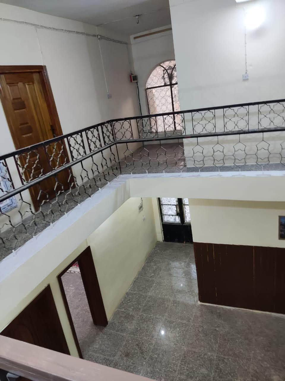 دار للبيع في حي التعاون
الدار طابو ملك صرف
المساحة ٢٠٠ متر الواجهة ١٠ والنزال ٢٠

البيت طابقين؛-

الطابق الاول يحتوي على صالة واسعة واستقبال وغرفة نوم ومطبخ وصحيات وحديقة وكراج وصحيات خارجية.

الطابق الثاني يحتوي على غرفتين نوم وصحيات.

الموقع حي التعاون خلف مؤسسة الشهداء ودائرة الضريبة

للاستفسار الاتصال بالرقم ***********

