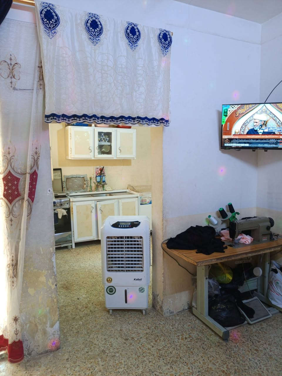 سلام عليكم بيت 50متر مكان حولي شارع 30مال السوك مقابيل المستوصف  السعر 53وبي مجال غرف وصاله ومطبخ وطارمه وصحيات تواصل عل الرقم *********** واتساب
