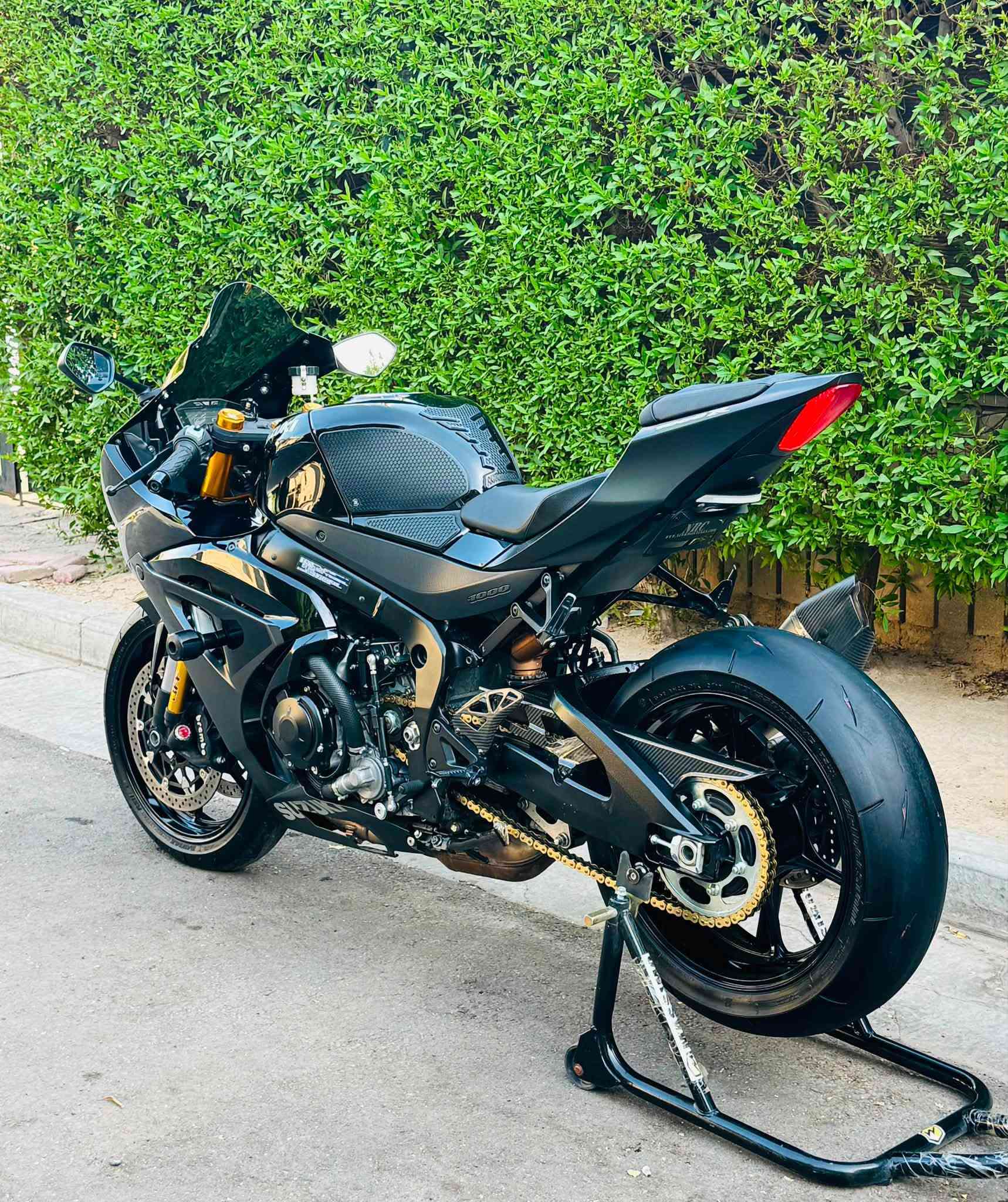 سلام عليكم 
لبيع سزوكي جكسر موديل 23 1000RR
دراجه كفاله عامه دخول قبل شهر 
امريكي كلين بدون حادث صور مزاد موجوده
ماشيه 3000
عليه صلنصه يوشيمارا اصليه 
سلايدرات سيفتي 
واقيه زنجيل كاربون 
دوساات كاربون 
وعليه بعد اضافات 
3 مودات قياده 
تركشنات 
          بريكABS            
الموقع بغداد المنصور 
*********** واتس
