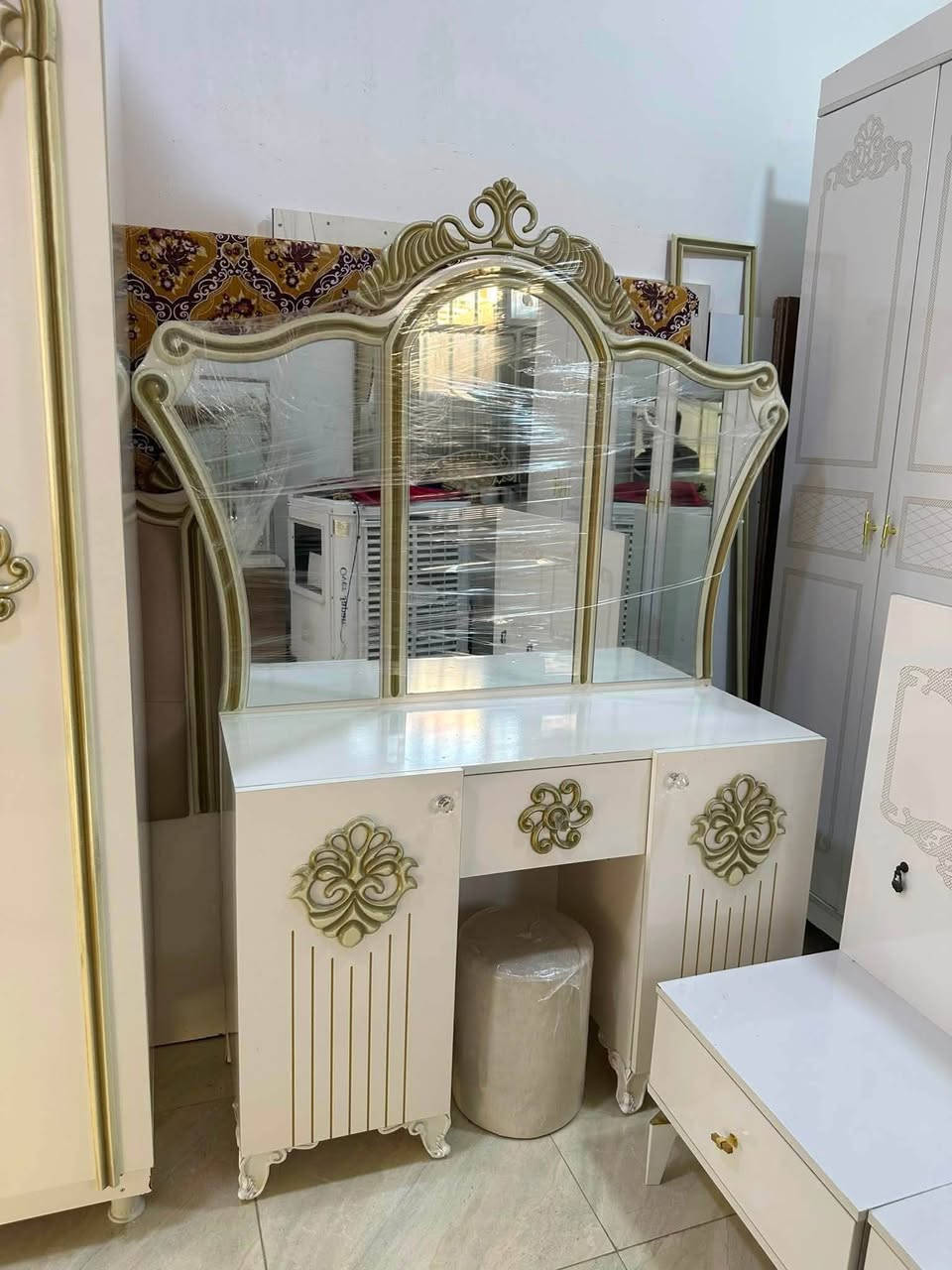 تاخم نوسـتن8 پـارچـە ماشالله ي ده وێ 
ماڵ دۆستە  زۆر کە م بە کار هاتوە
دؤشه كي زور باشي له كه له
نرخي زور گونجاوه په يوه ندي بكه ن تاكو ماوه
بئ دؤشه كه  ماشالله ي دووێ    
پــێشـانگـاي ســه یــوان پـاڵانـي 
◀️***********
📲*********** viber
🌐کە لار-ناوبازاڕ مــه زاده کـۆنە کە  
🚛گەیاندنمان هەیە بۆ سەرجەم شارەکان🚚
↩گۆڕینەوەش ئەکەین بە 
      کەلوپەلی ناوماڵ
