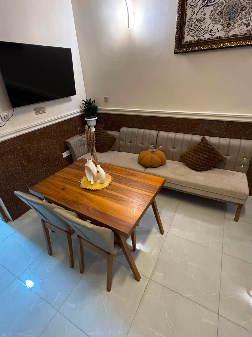 للبيع ديوان تركي كلاسيكي كامل مع ميز طعام
مطابق للتصميم. معه معرض تحفيات 

كربلاء حي الموضفين ***********
 
السعر خاص
