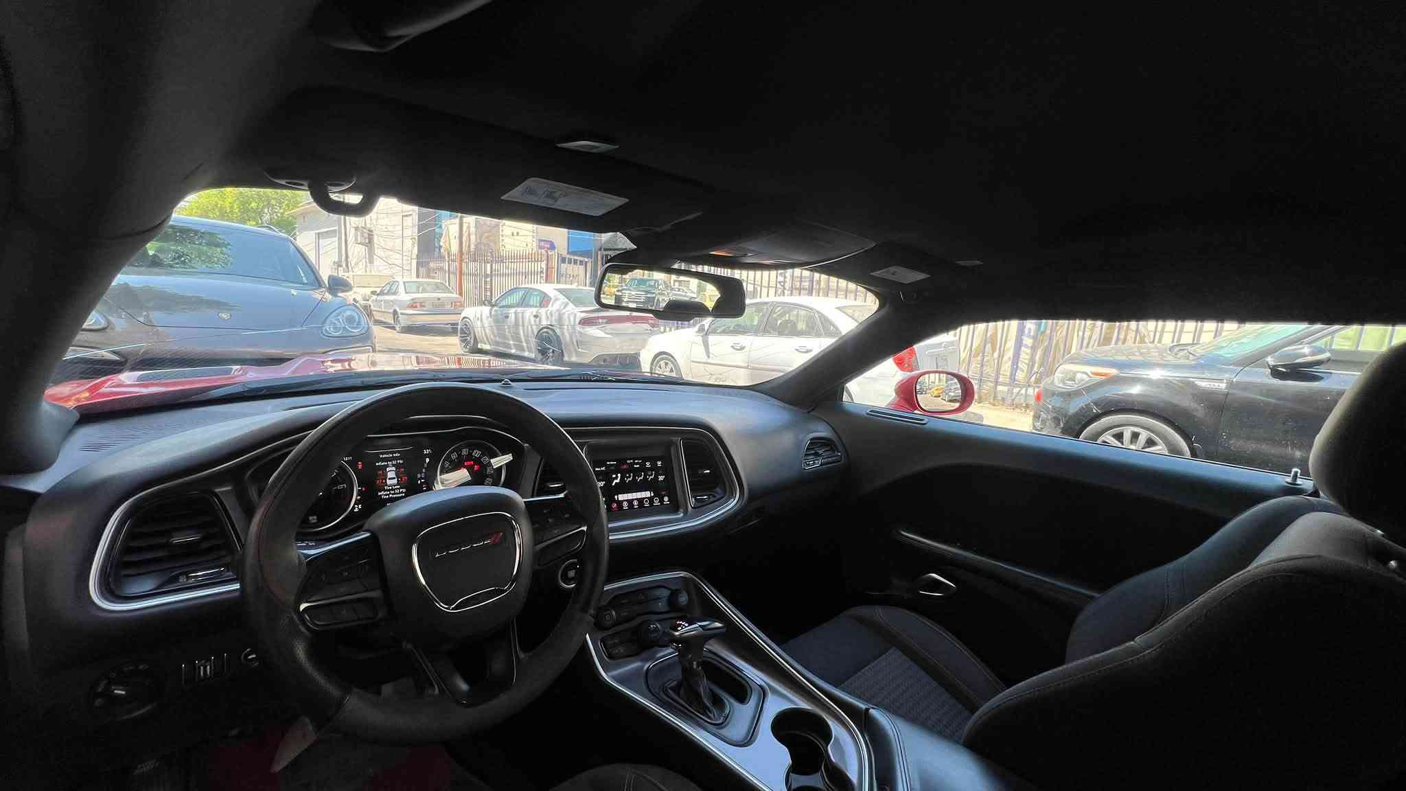 السلام عليكم
جالنجر 2021 
مواصفات sxt 
ماشيه 80الف
قطعتين صبغ 
محدثه كت srt بنيد ودعاميه وويلات 
السياره بيها ملاحظه موضحه بلصور بلجاملغ الخلفي
المكان الكراده شارع 62 
التواصل على هاذ الرقم فقط ***********
