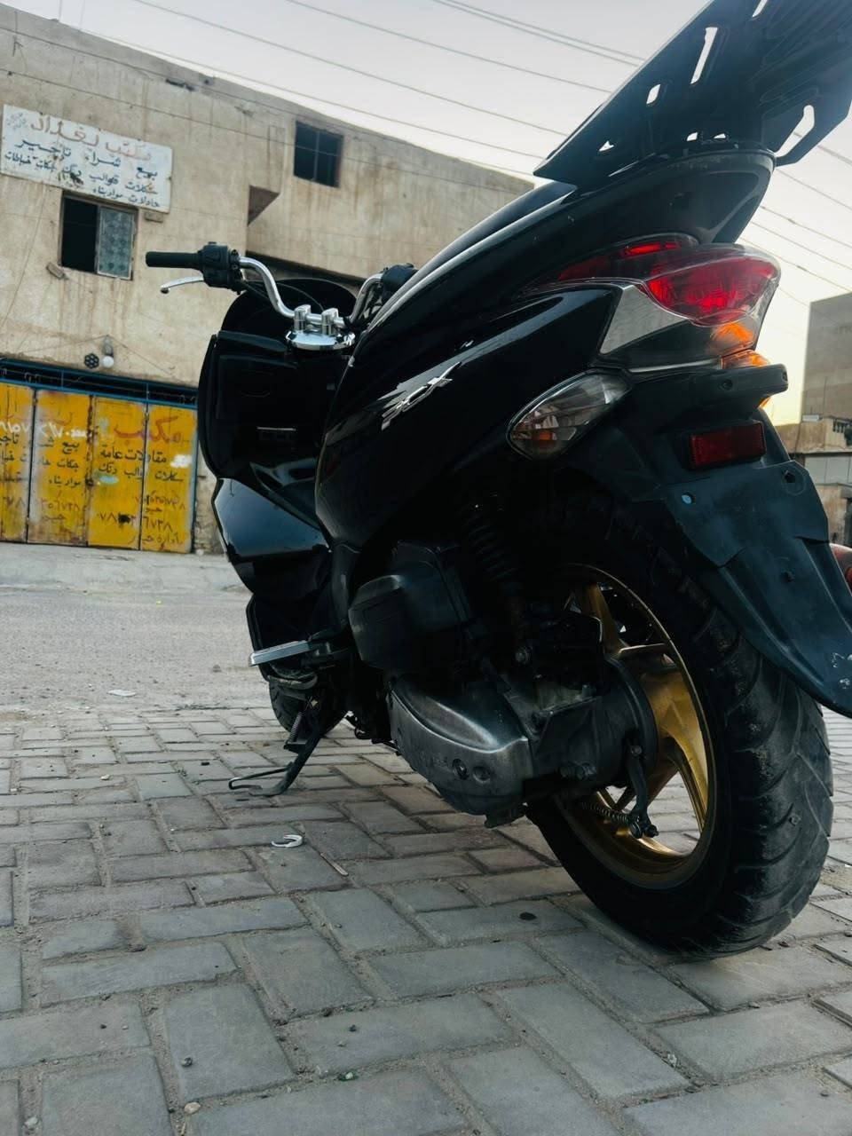 ​للبيع:PCX موديل 2013
المحرك: 150cc (محرك بلاد، نشاط وقوة بالمشي)

​الموديل: 2013

دهن ومي راديتر LIQUI MOLY . ويل ذهبي بلادي 

 محرك بشرط، تشغيل سريع، الدراجة جاهزة للعمل والسياقة وما تحتاج مصاريف.

​الكهربائيات: منظومة كهرباء كاملة شغالة (لايتات، إشارات، هورن).

السعر 950 وبيها مجال بسيط للأستفسار ***********

مكان حي الجهاد الديوان
