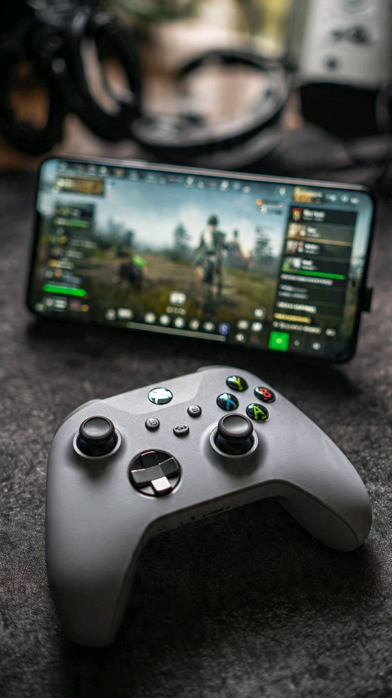 يدة اكس بوكس لا سلكي يدعم الجوال ايضن
ممكن تحددلي شنو موديل اليد بالضبط؟ Xbox Series / One / Elite لو شنو؟: 
xbox 360 وعلى pc3 وعلى كمبيوتر وعلى الجوال 
حالتها شلون من ناحية الأزرار والأنالوج والبلوتوث؟ بيها أي دريفت أو ضعف بالشحن/البطارية؟: 
ممتازه
شنو الموجود وياها بالضبط: سلك شحن، بطاريات، علبة، أو أي ملحقات ثانية؟: 
سلك شحن وبطارية 
وين موقعك بالعراق؟ وهل متوفر توصيل أو تسليم يد بيد، وسعرها قابل للتفاوض لو ثابت؟: 
توصيل كافة محافضات العراق 5الاف دينار  