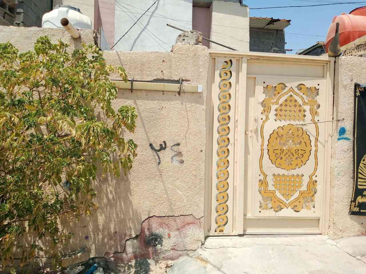 بيت للبيع المساحه ١٠٠ متر قرب السيطره فرع مضيف الشموس خدمات كامله ماء بدون ماطور كهرباء وطنيه سحب مولده انترنيت السعر ٤٠ وبيه مجال ت ***********
