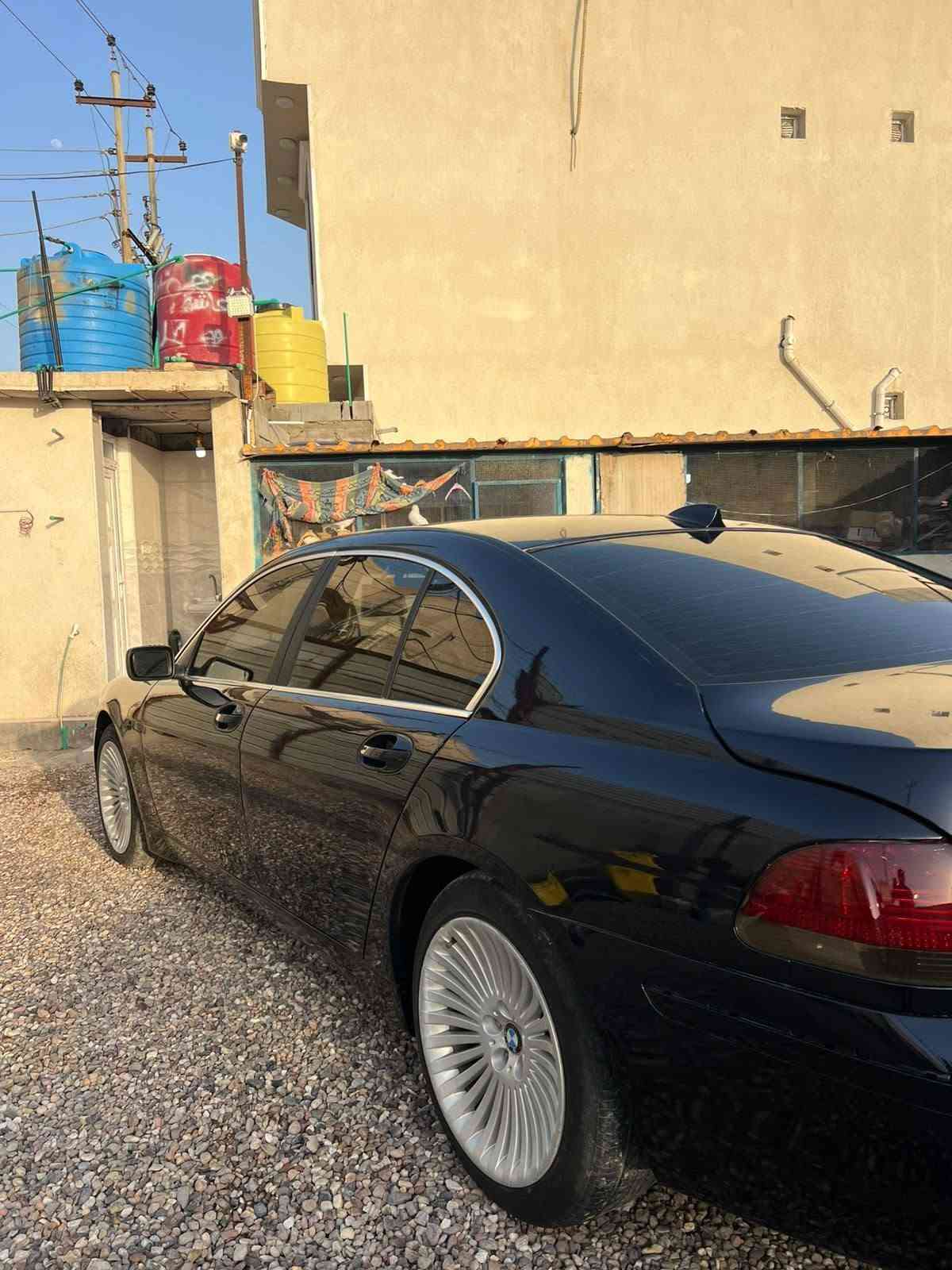 السلام عليكم
شباب اخوكم موضف وعدي هاي السيارتين اريد ابيع وحده  الباخره جانت واكفه ما مشتغله عله وضع الشركه شرط ريحة الشركه موجوده والخفاش 740 باب طويل باسمي سنويه جديده باب طويل جنطه شفط محدث 2000 جاهزه ونضيفه 
الشراي يتصل وبخدمته ***********
