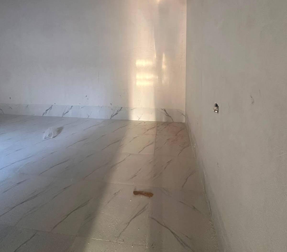 للبيع بيت ١٠٠ متر
بناء حديث صفر
غرفة نوم ومطبخ وهول واستقبال وصحيات
العنوان كركوك منطقة ٧٧
السعر ٢٧ مليون
للمزيد اتصل بالرقم
***********
