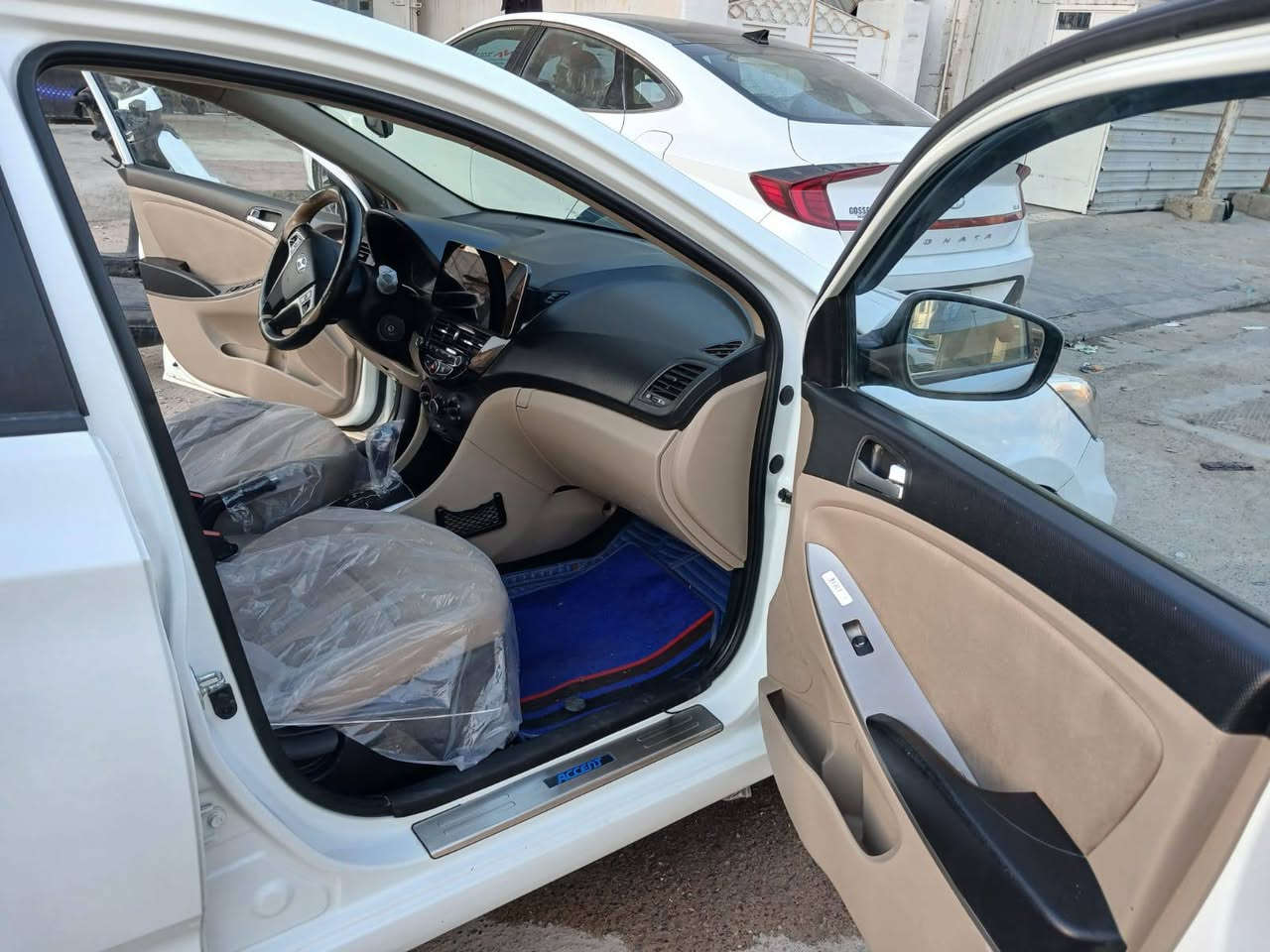 السلام عليكم 
اكسنت موديل ١٦
فول مواصفات فتحه سقف 
محرك ١٦٠٠
السعر ١١٠
بدون ضبغ سونار موجود بل منشور 
هذا رقم صاحب السيارة مكانك بغداد 
***********
