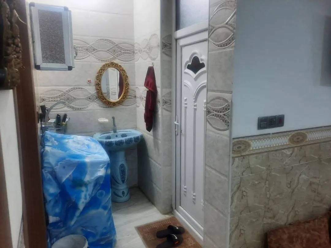 #🌹(سلام عليكم)🌹
مشتمل للبيع الفلوجة حي الشهداء الامين

 خلف جامع السلام وقرب المنتدى الثقافي ودائرة الكهرباء 

مساحة(125 متر) وجه 6.25 /نزال 20/م

شارع 10 على مدراس 

طابو صرف سند

 بناء طابوق سنة البناء (2024)
أرضية بورسلين 
سطح شتاكير 
تئسيس الكهرباء بوري ➕تئسيس السبالت نظام بوري

1️⃣الطابق الاول يحتوي على 
غرفة نوم وصالة ومطبخ واستقبال صحيات داخلية ومنور
صحيات خارجية و كراج

2️⃣الطابق الثاني يحتوي على  
               
غرفتين نوم وصالة وصحيات
       
💰 سعر 118مجال بسيط جدا 

للإستفسار الاتصال على الارقام
***********
*********** واتساب

