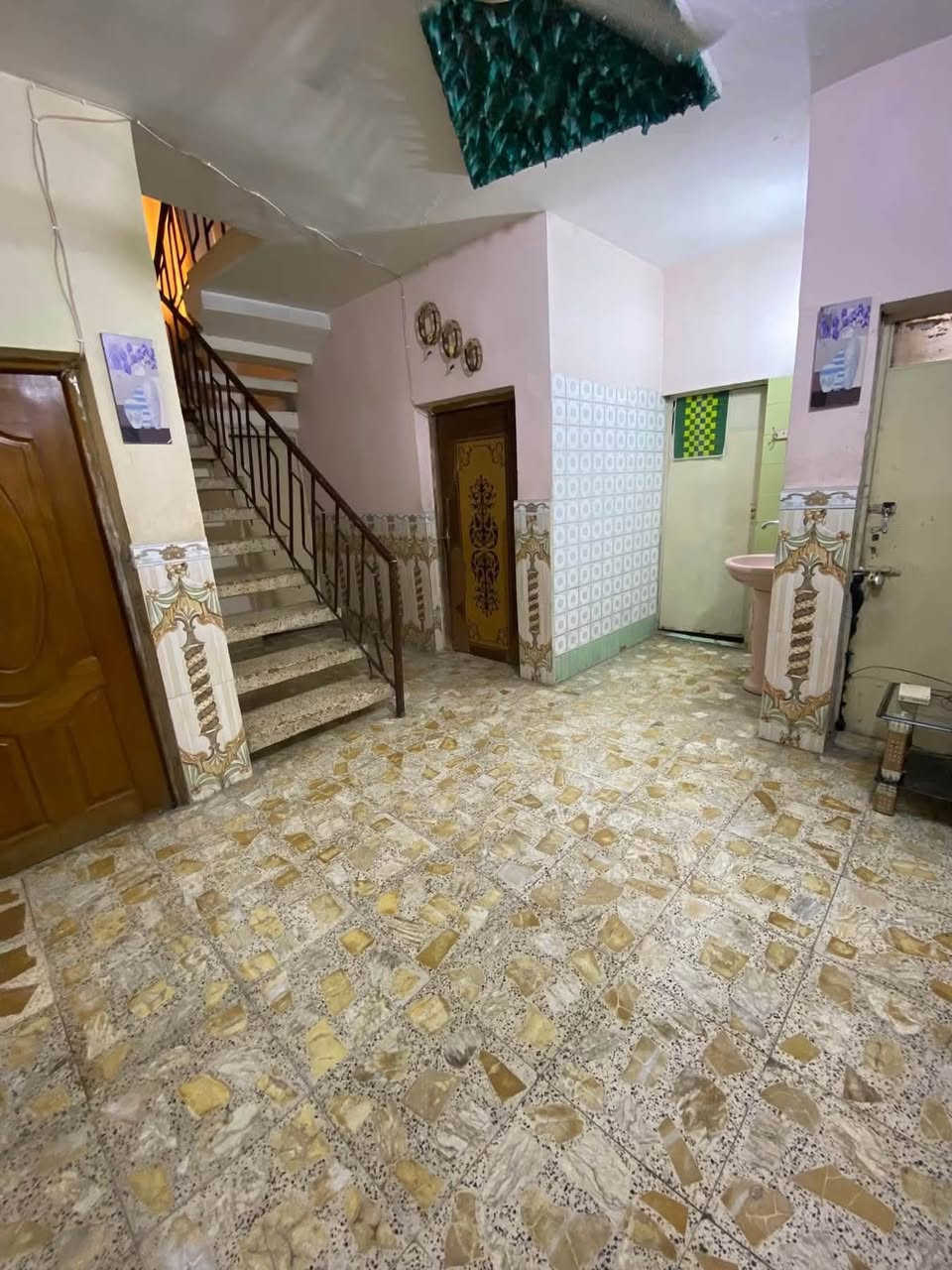 [ السلام عليكم] 

دار (١٣٠) م متر للبيع 🏦 بناء ممتاز واجهة ٧ونص م 

بناء مسلح درجة اولى👍 بغداد الجديدة النعيرية  الشارع العريض بل قرب من معهد الادريسي 

🤩يحتوي الدار على مدخلين صالة 🏘 ومطبخ وخدمات٣

و ٣غـرف نـوم 🏤  وبـيتـونـة وصـطح وترك خلف البيت    🏘

  للاستفسار  ***********  ☎️
