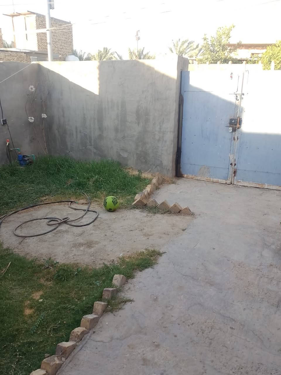 ورديه خارج
شارع لمشجر 
مقابيل الدكتور احمد جمل 
المساحه الكليه 120متر
الواجه 6 متر 
طابق واحد 
غرفه نوم 
استقبل 
هول مطبخ 
خدمات وحده داخليه
نقص ستاره وبيتونه 
خدمات كامله ماء مجاري انتريت ضؤي 
عرض لشارع 8
واتساب ***********
نوع لعقار طابو زراعي سند 25
