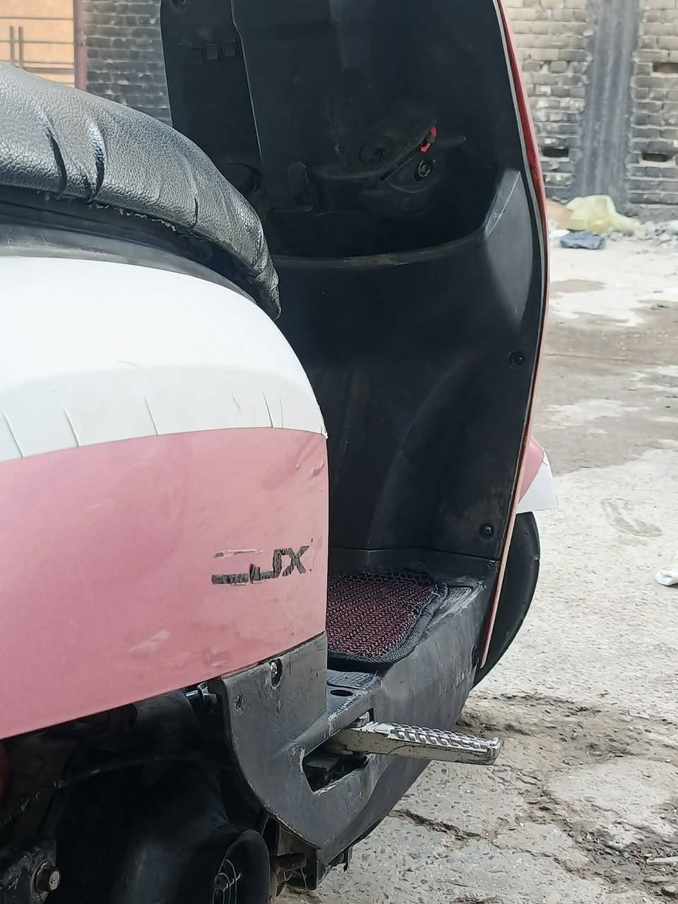 السلام عليكم بوليس نوزل مكينة مفتوحة كلشي شغال بيها مابيها اي نقص بس هذا الكفر مال محرك مكينة خرسة مكاني حصوة حي عداي السعر 650 وبيها مجال مراوس هم ترهم ***********
