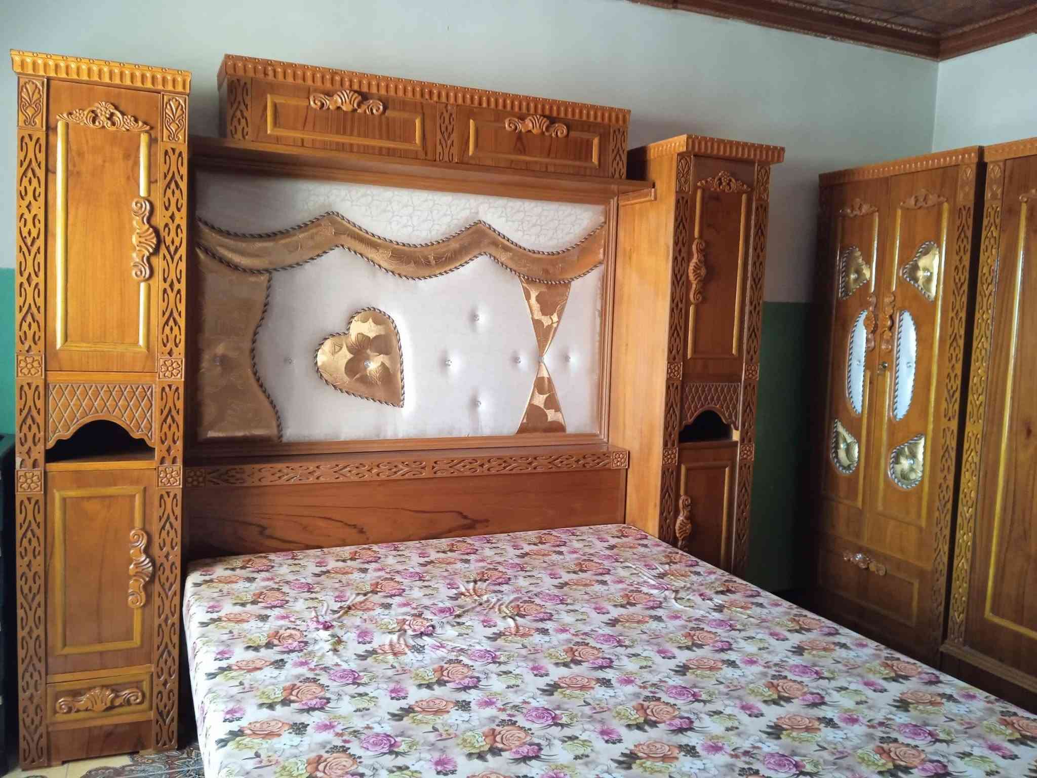 السلام عليكم يوجد غرفة نوم  نظيفة للبيع كما موضح في صوره السعر ( مليون وميتين) اتصال ***********
