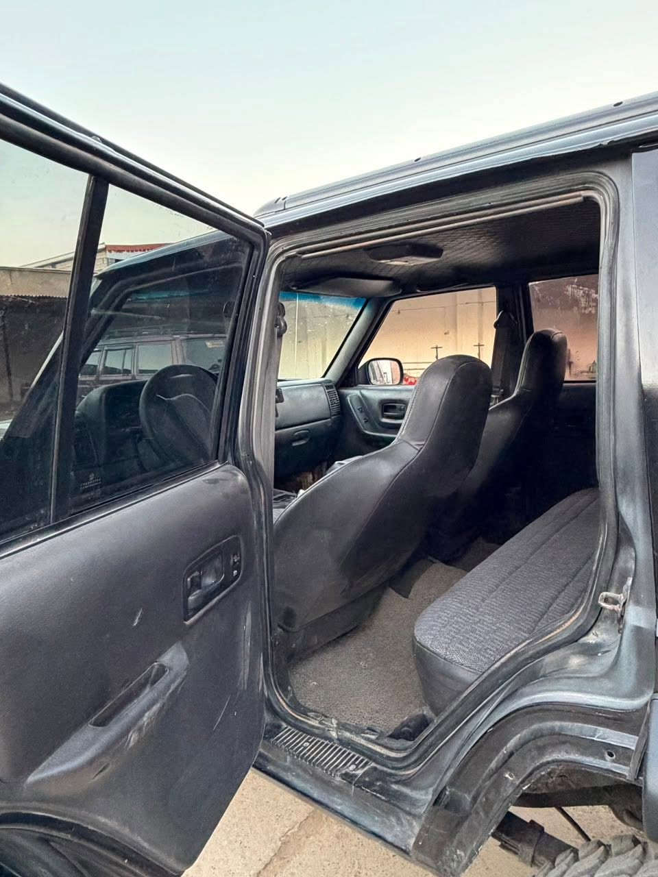 سلام عليكم شباب 
Jeep xj 2000
نضام تعليق Offr road 

صبغ عام 
مكلف بلنشر    ***********
