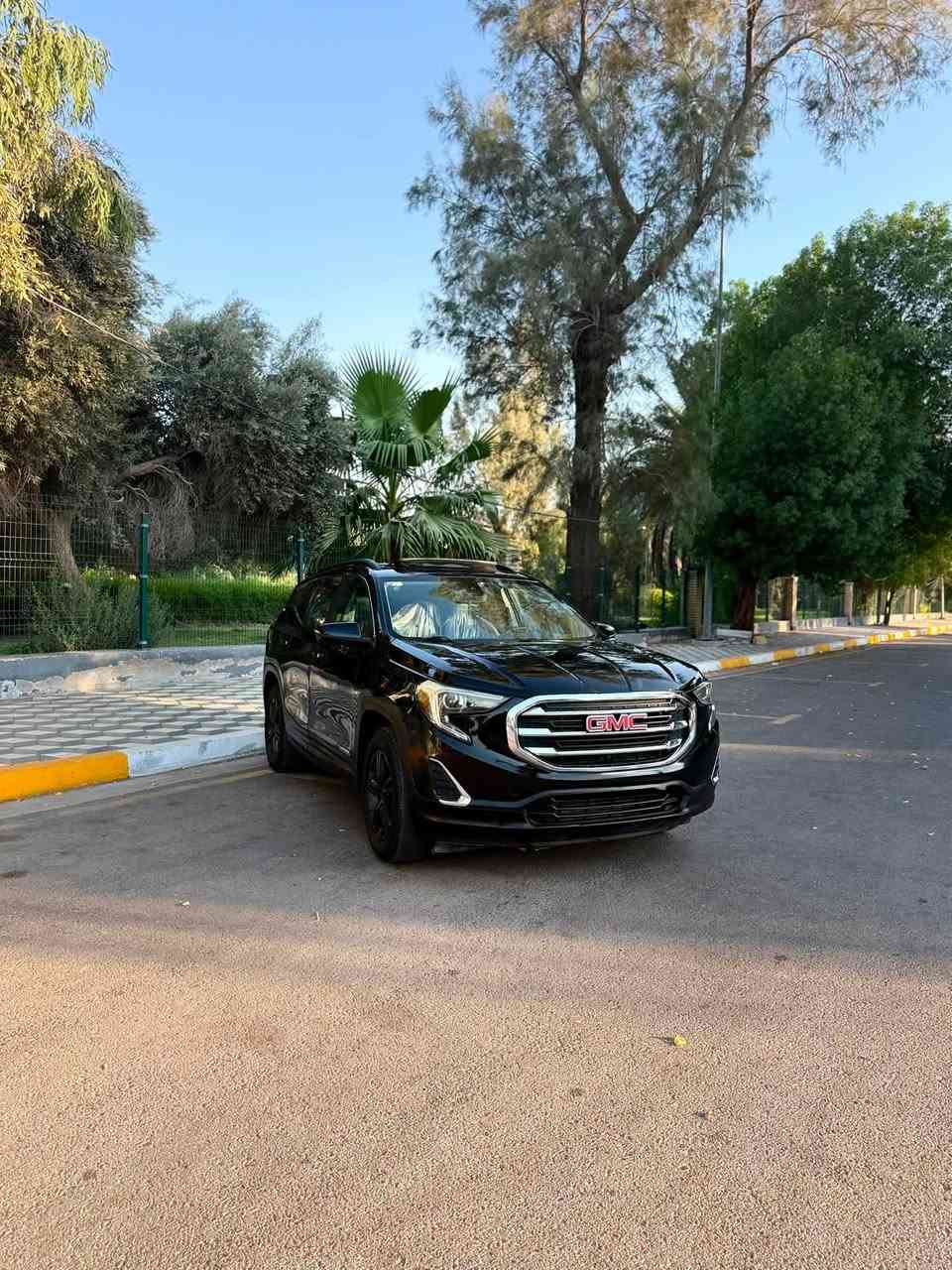جيمس تيرين (GMC Terrain) موديل 2021 - AWD للبيع او المراوس
المواصفات الأساسية:

 الموديل: 2021

 نظام الدفع: AWD (دفع رباعي مستمر لثبات وأمان عالي)

 اللون: أسود ملكي مميز جداً

 المحرك: قوي واقتصادي في استهلاك الوقود 1500 تيربوا

المواصفات الداخلية والأنظمة الذكية:

 فتحة سقف بانوراما كبيرة لمتعة القيادة.

 كشنات مخمل فاخرة ونظيفة، مريحة جداً وتتحمل الاستخدام.

 كشنات أمامية تدفئة لراحة أكبر في الشتاء.

 شاشة كبيرة تدعم Apple CarPlay و Android Auto.

 كاميرا خلفية واضحة للمساعدة في الاصطفاف.

 نظام كير ماوس دوار عصري وسهل الاستخدام.

 تحكم ستيرن كامل (السرعة، الصوت، الرد على المكالمات).

 رادار أمامي لتحذير الاصطدام والمحافظة على المسار.

 تشغيل عن بعد (ريموت كنترول).

 دخول ذكي بدون مفتاح (Keyless Entry).

 تبريد ثلج في أصعب الظروف المناخية

.

 أنظمة سلامة متقدمة: ABS، ESP، كشافات ضباب، وغيرها.

وضع المتانة والنظافة (الضمان):

 السيارة جاهزة تماماً: محرك، كير، صدر، حدادة، كل النظم الالكترونية شغالة 100%. سيرفسها كامل وزيتها وفلاترها مغيرة حديثاً.

تفاصيل الحادث والصبغ (بمنتهى الأمانة):

 حادث أمريكا: بسيط جداً (فقط جاملغ جهة الصدر الأمامي) وتم تصليحه بشكل ممتاز 

وصبغه.

 في العراق: طخة بسيطة جداً بيبان صفحة الصدر (تم صبغهن على نظافة وبدون معجون قوي لحفظ جمالية السيارة).

 السيارة ومكفولة من أي نقص أو عيب مخفي، الشاصي سليم .

السعر: [160$ ورقة وقابل للتفاوض للجادين في الشراء]

مكان التواجد: [بغداد مدينة الكاضمية المقدسة]

رقم الهاتف للاتصال المباشر: [***********.     _.    ***********]

