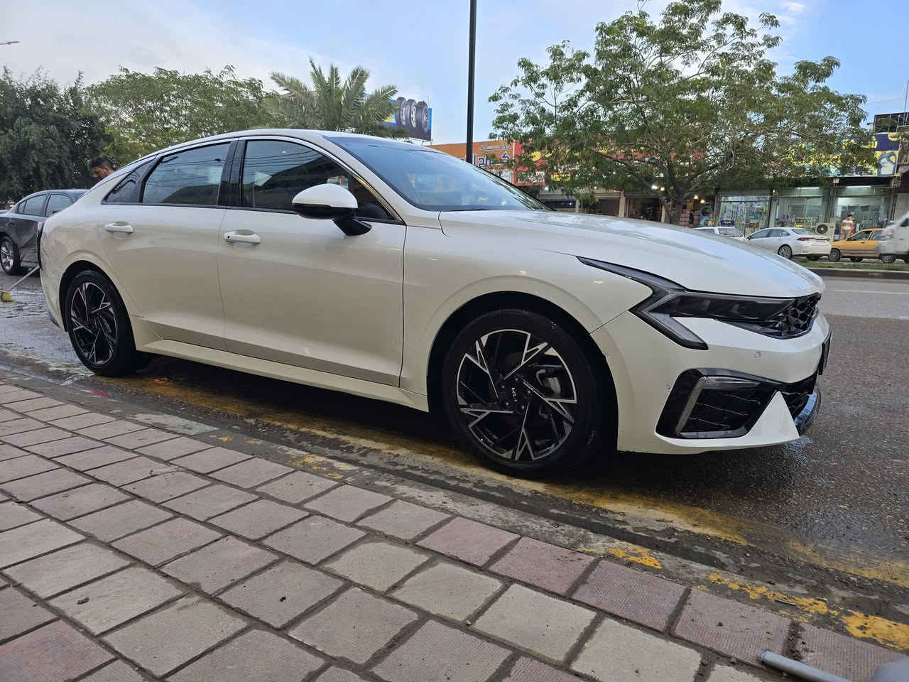 للبيع او مراوس K5 موديل ٢٥ غازل اصل حره بدون رقم عارضها ب ١٨٠ وبيها مجال السياره بيها ربع الجاملغ الخلفي وربع قبق الصندوك صبغ مكاني الديوانيه *********** ***********

