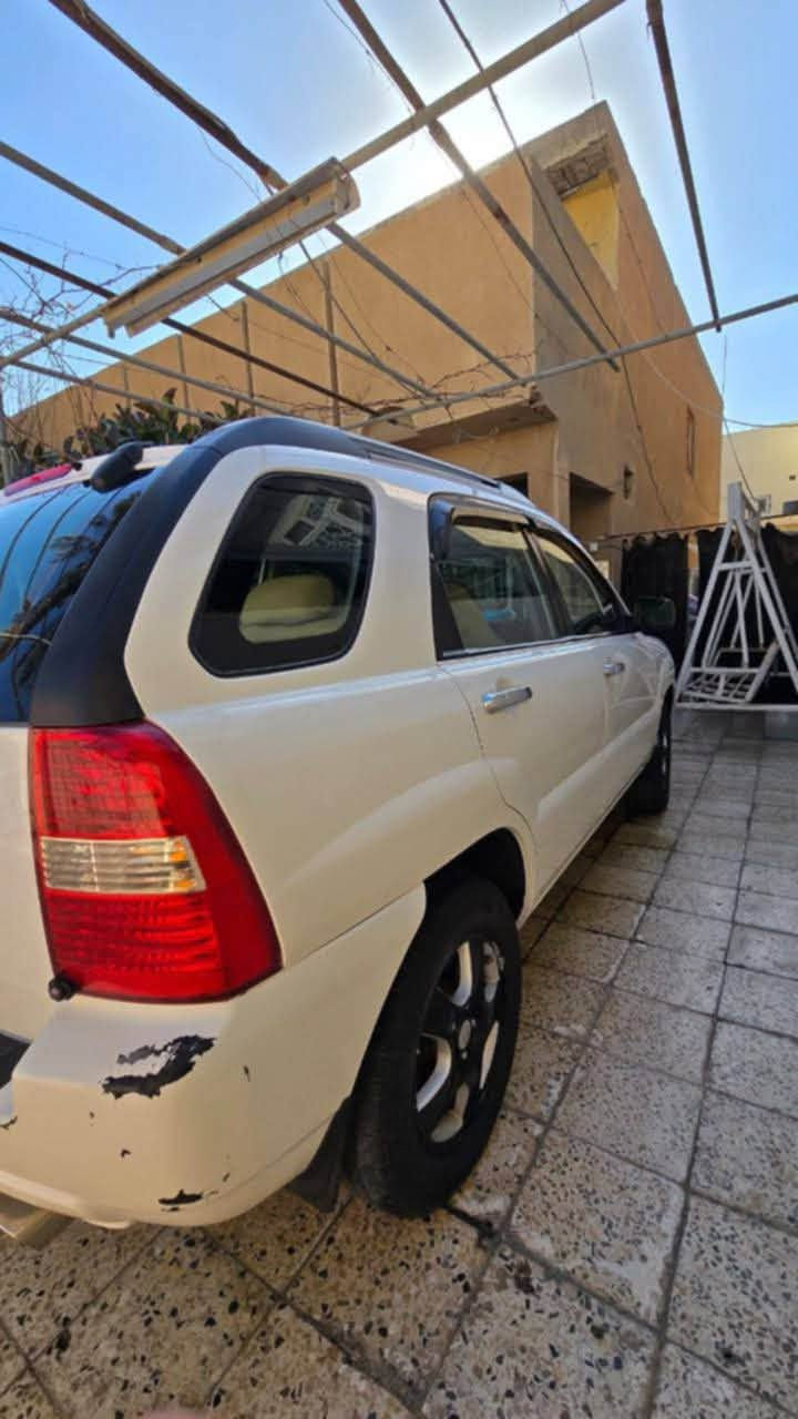 سبورتج ٢٠٠٨ وارد امريكي محرك ٢٠٠٠ اللون ابيض  مرشوشه حزام للجماليه بدون دواخل وعندي صورها قبل الرش
 شاشه وكاميرا بطاريا جديده هزه جديده السنويه لغايه ٢٠٣١ باسمي شخصيا المكان بعقوبه للاتصال ***********
