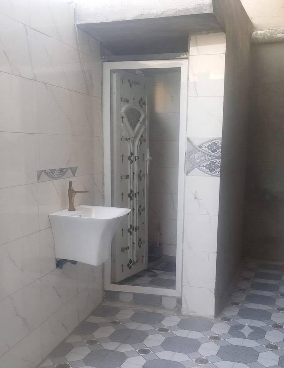 .بيت للبيع طابق واحدمع بيتونه وسطحين 120متر طابو زراعي مع حديقه خارجيه جانبيه وساحه امامية لوقوف السيارة شارع الزوراء فرع اسواق المصطفى الفرع الثالث على اليمين السعر 95مليون للاستفسار الخاص موجود او الاتصال  ***********
