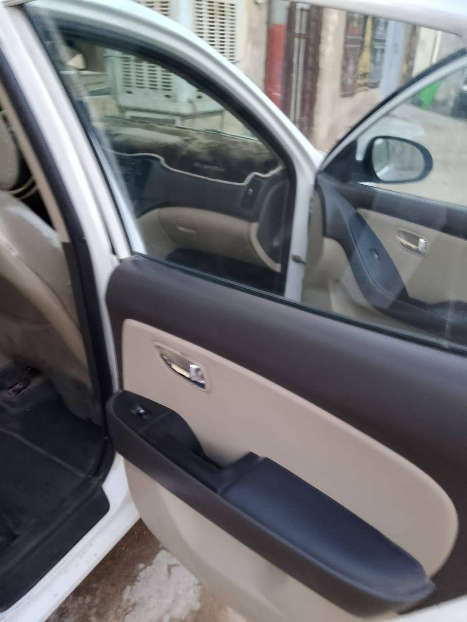 السلام عليكم بيع مستعجل بسبب ضرف النترا خليجي ٢٠١١ابيض رقم الماني نظيفه وجاهزه بيها سونار فقط قطعه وحده تبديل الجاملغ الامامي ب٩٨ وبيها مجال مكانها نجف الاتصال على الرقم ***********
