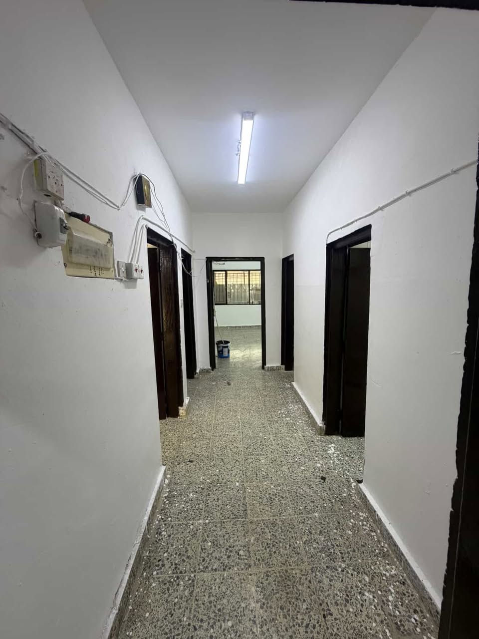 عندي شقة ارضية للبيع في سكنية معمل الأدوية قبل سيطرة الاقواس مساحة الشقة 132 متر ملك صرف طابو تلكيف تحتوي الشقة على استقبال وغرفتين نوم ومطبخ حار وبارد وتواليت شرقية وغربية وحمام ومنور وحديقة وترك وكراج خارجي الارضية كاشي المطبخ والحمام والتواليت سيراميك الشقة عليهاا اقساط 8 ملايين ونص القسط الشهري 45 الف الشقة جاهزة وما ناقصها اي شي سعرها 35 مليون صافي من غير الاقساط ويوجد تصوير فيديو للشقة للتفاصيل اكثر 
التواصل 👇
*********** بي واتس اب
