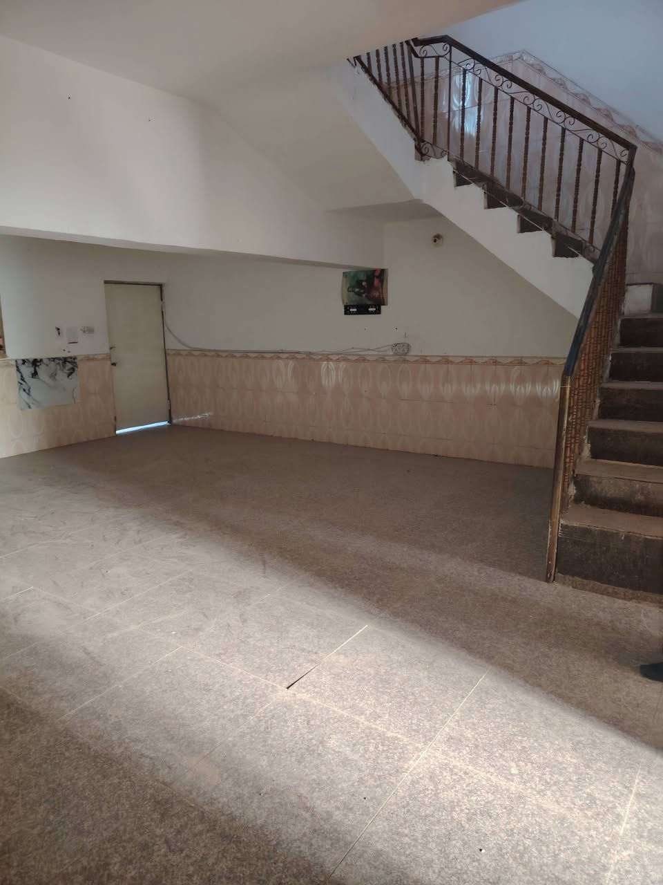 🏠 دار للإيجار في حي الحضارة

📍 الموقع: حي الحضارة – على الشارع العام مباشرة

📐 مساحة الدار: 300 م²

🔹 يتكون الدار من:
• غرفة نوم
• صالة
• مطبخ
• استقبال كبيرة جداً
• منور داخلي
• مجمع صحيات داخلية وخارجية
• كراج كبير جداً 🚗

📞 للاستفسار والتفاصيل: مراسلة خاص
***********
#دار_للايجار #حي_الحضارة #الديوانية #عقارات_الديوانية #مكتب_صناع_المال_للعقار
