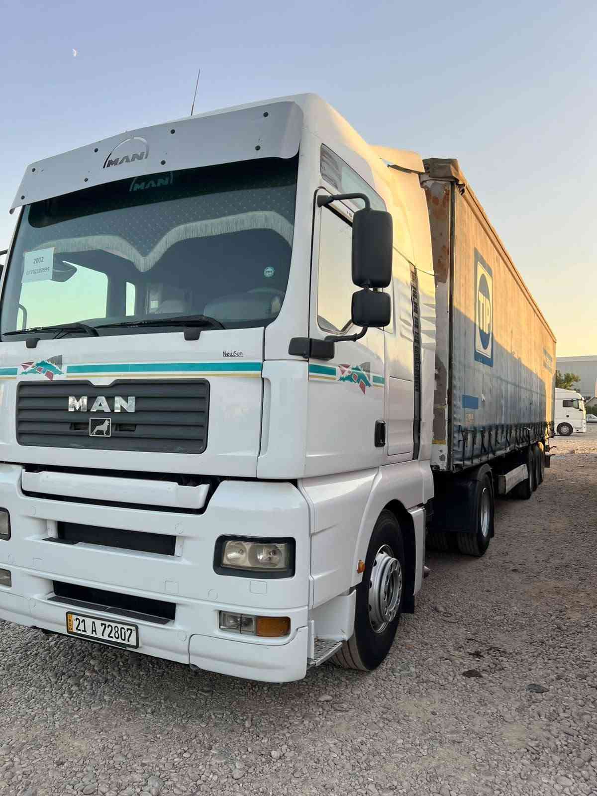 مرحصت ادمن مان مودیل 2003فول بس گێر عادي رتایدر  تخم تایر سنویە هزە رقم کلهە جدیدمحرك ٤۱۰ بمبونوزل عربانە جادر کبس کرون سبلت لاصرف مكان كلار لسعر اتصال ***********

نص مكتوب في الصور:
- 2002 ***********