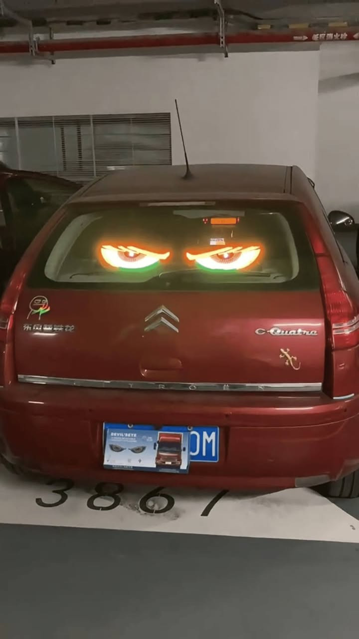 أضواء لد عيون وفم الشيطان للسيارة - Devil's Eye Car LED Lights

الاستخدامات:

زينة السيارة، تعبير عن الشخصية، جذب الانتباه، أضواء خلفية إضافية ممتعة.

المميزات:

تصميم عيون وفم "شيطان" الفريد والجذاب.

11 وضع إضاءة مختلف لاختيارك: وضع ثابت واحد و10 أوضاع وامضة.

عالية السطوع بخرز HB (High Brightness) لجذب الانتباه ليلاً.

تشغيل سهل عبر منفذ USB، مما يسهل توصيلها بأي مصدر طاقة USB.

تركيب سريع وبسيط باستخدام الشرائط اللاصقة المرفقة.

سلك طويل جداً (400 سم) لسهولة التوجيه من الخلف إلى الأمام.

محتويات الصندوق:

وحدتا لد عيون الشيطان (زوج).

وحدة لد فم مبتسم (قطعة واحدة).

وحدة تحكم USB مع زر تبديل الأوضاع.

4 شرائط لاصقة مزدوجة الوجهين.

الأسلاك المتصلة.

الملاحظات:

سهولة التحكم بضغطة زر لتبديل الأوضاع، ضغطة طويلة للتشغيلالإيقاف، تصميم جذاب للشباب ومحبي التميز.

القياسات:

قياس الكارتون: 32 × 13 × 4 سم.

طول السلك: 400 سم.
السعر 20الف 
خدمه توصيل5الف 
***********
