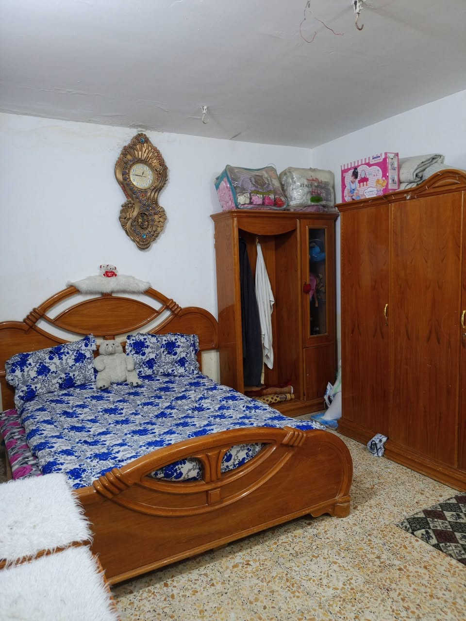 سلام عليكم بيت 50متر مكان حولي شارع 30مال السوك مقابيل المستوصف  السعر 53وبي مجال غرف وصاله ومطبخ وطارمه وصحيات تواصل عل الرقم *********** واتساب
