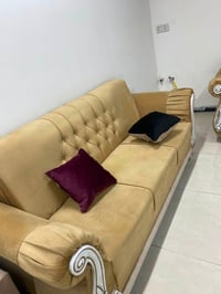 تخم صنع في عراقي عشرة  مقاعد ويوجد ايضاً ميز مكتبي الاحجز وإلاسفسار عل...
