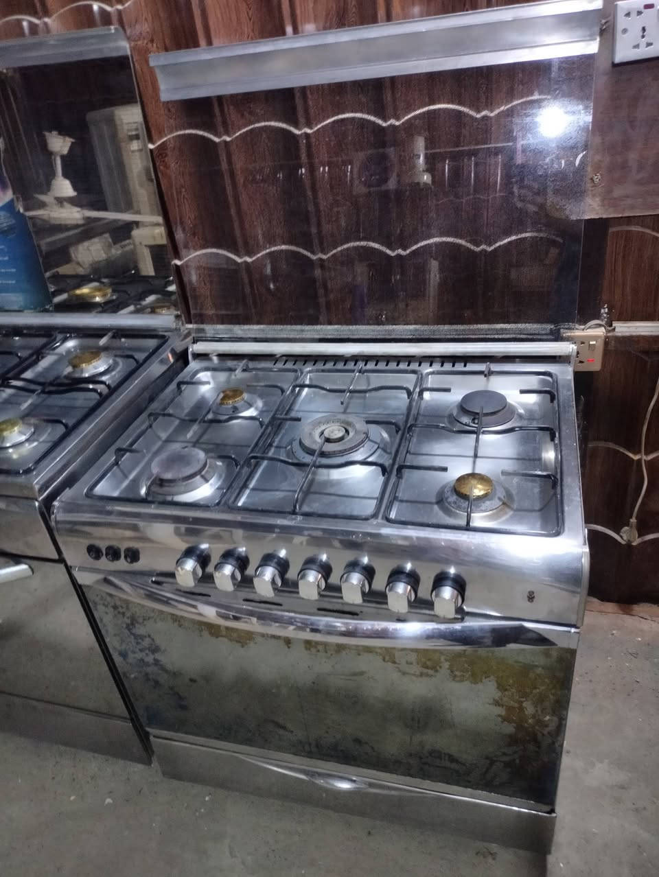 طباخات للبيع نضاف جدا شغالات فرن وعيون 
المكان الشعب ***********
