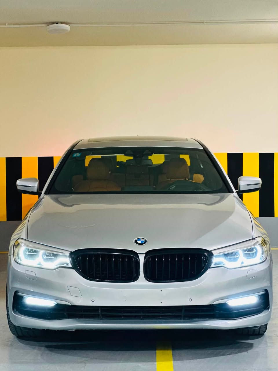 سلام عليكم 
Bmw 530i 2019 وارد امريكي بنيد صبغ وباب خلفي كلير 
سيارة ماشية ٩٢ mi سيارة جديدة مابيهة اي نقص حتة صدر وتايرات ودهن جدد ❤️
سيارة xdrive
بدون شواصي او لغود 
ايرباك ستيرن
فول مواصفات داتا شو كشنات حضن فول تحكم تحكمات الصوت والشاشة بحركت اليد تدفأة كشنات وستيرن خزن رادارات ونقاط عمياء سيارة فول 
مكاني بغداد زيونة 
سعر ٢٢٥ ورقة وماكو هيج سعر بسوك وبيهة مجال بسيط 
***********
