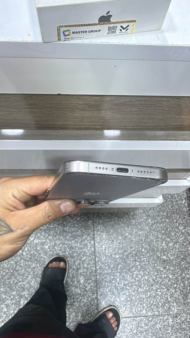 ايفون١٥ برو ماكس شرق اوسط ماسر
ذاكره ٢٥٦ 
بطاريه ٨٤ 
مبدل بي شاشه وضهر مكسور مثل ما موضح بلصوره 
كارتونته موجوده 
السعر ٦٥٠ قفل 
***********
