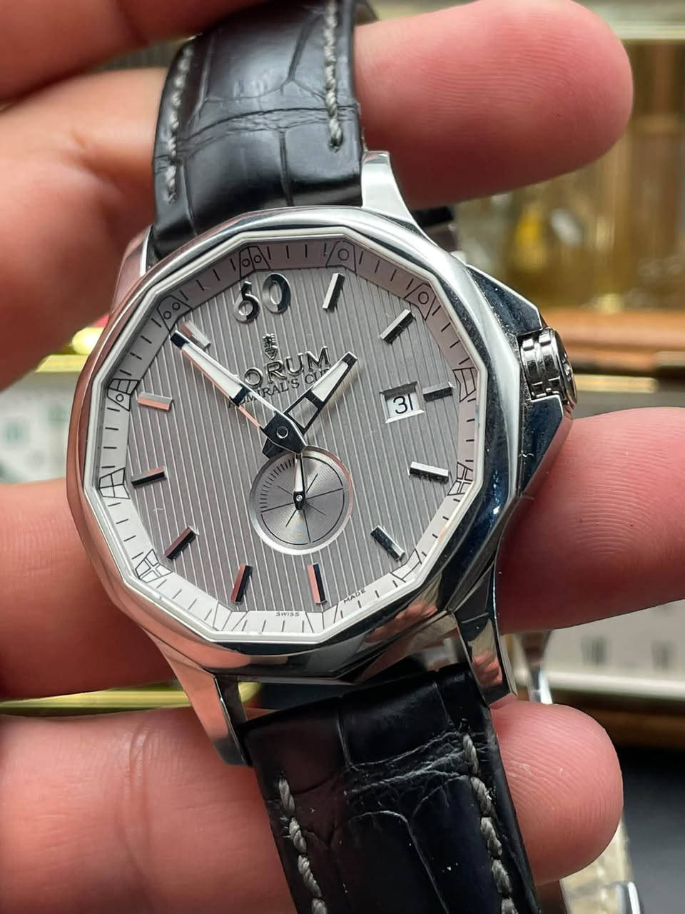 Corum

Size 42mm // مقاس ٤٢

The bag is in a very rare hexagonal shape // الكيس على شكل سداسي جداً نادرة 

للتواصل على الخاص او واتساب ***********
