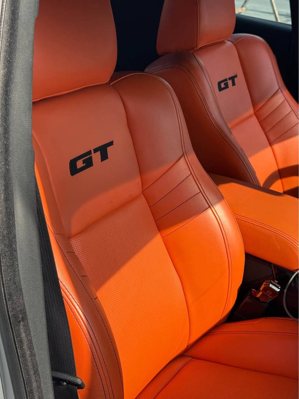 🔥🔥 للبيع — DODGE CHARGER GT 2021 | SUPER TRACK PAK 🔥🔥

بدون ايرباك السيارة جديدة والحادث موضح بالصور 

إذا تبحث عن تشارجر تجمع بين القوة، الهيبة، الفخامة والشكل الرياضي… هاي السيارة مختلفة بكل تفاصيلها، ومجهزة بتفاصيل إضافية تخليها مميزة عن الـGT الاعتيادية. 🖤🧡

🇺🇸 DODGE CHARGER GT — SUPER TRACK PAK

⚙️ المواصفات:
• موديل 2021
• فئة GT
• Super Track Pak
• محرك 3.6L Pentastar V6
• قوة 300 حصان
• عزم 358 نيوتن.م
• ناقل حركة أوتوماتيك 8 سرعات
• نظام Sport Mode
• Performance Pages
• نظام تعليق رياضي
• بدالات تبديل على المقود
• فتحة هواء رياضية على غطاء المحرك
• فرامل وأطارات Performance

🏁 تجهيزات إضافية:
💡 منظومة زينون كاملة بقيمة تقريبية 500 ألف دينار
🔊 نظام صوتي Alpine بجودة صوت عالية وتجربة صوتية مميزة
🖤 جنوط رياضية سوداء
🧡 كليبرات بلمسات برتقالية
🧡 Front Lip برتقالي رياضي
🏁 سبويلر خلفي رياضي
🖤 شبك أمامي رياضي أسود

🎨 الخارجية:
لون فضي أنيق مع تنسيق أسود وبرتقالي، والنتيجة شكل رياضي راقي ومختلف تماماً عن التشارجر الاعتيادية.

🧡 الداخلية:
• داخلية جلد برتقالي مميزة
• مقاعد رياضية
• تطريز GT على المقاعد
• أبواب داخلية باللون البرتقالي
• كونسول بلمسات رياضية
• مقود رياضي
• ديكورات داخلية متناسقة
• أرضيات مخصصة
• مقصورة نظيفة ومرتبة جداً

🔥 التفاصيل التي تميزها:
السيارة مو مجرد GT؛ التميز هنا بالتنسيق الكامل بين الفضي + الأسود + البرتقالي، من الخارجية والجنوط والكليبرات إلى الداخلية البرتقالية، إضافة إلى زينون + نظام Alpine الصوتي.

📸 السيارة موجودة بالصور وبحالتها الحقيقية، والمعاينة خير دليل.

🔍 الفحص مفتوح للمشتري الجاد من أي جهة يختارها.

💰 السعر: [22.000$]
📍 الموقع: [بغداد البنوك]
📞 للتواصل: [***********]

الجاد فقط يتواصل.

🔥 DODGE CHARGER GT — SUPER TRACK PAK 2021. بغداد, العراق

